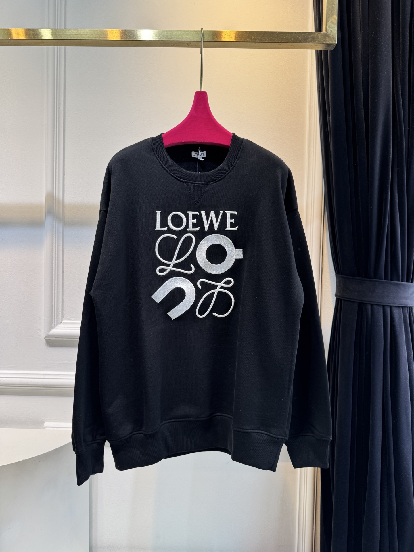 LOEW*圆领卫衣，•颜色：选用柔和的粉色，甜美且充满少女感，在视觉上给人温馨、柔和的感觉，比较适合春秋