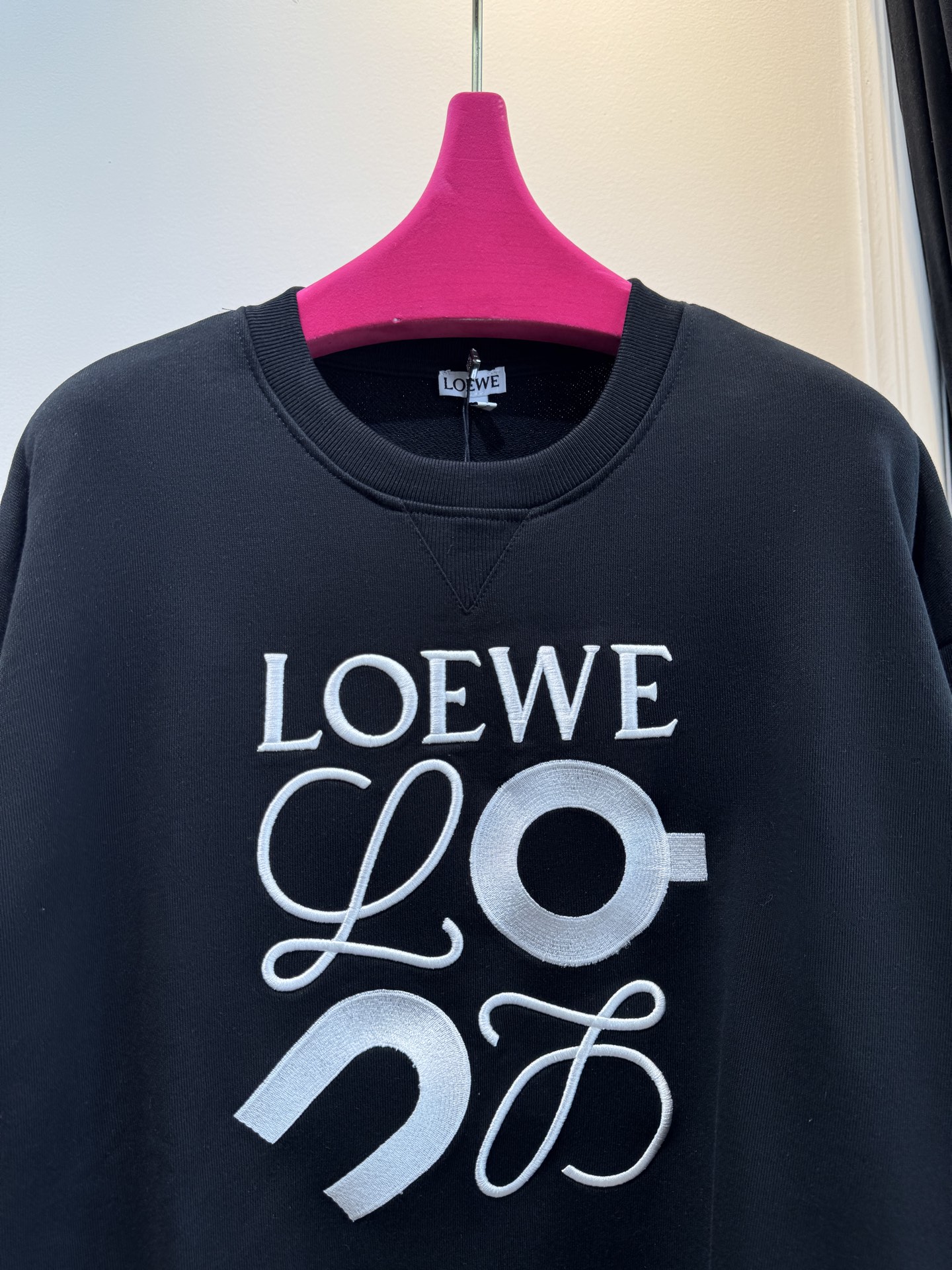 LOEW*圆领卫衣，•颜色：选用柔和的粉色，甜美且充满少女感，在视觉上给人温馨、柔和的感觉，比较适合春秋