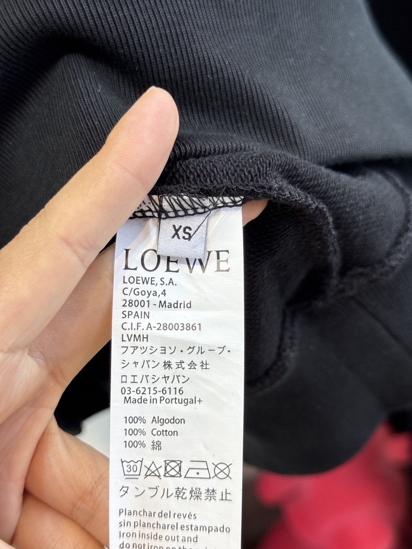 LOEW*圆领卫衣，•颜色：选用柔和的粉色，甜美且充满少女感，在视觉上给人温馨、柔和的感觉，比较适合春秋
