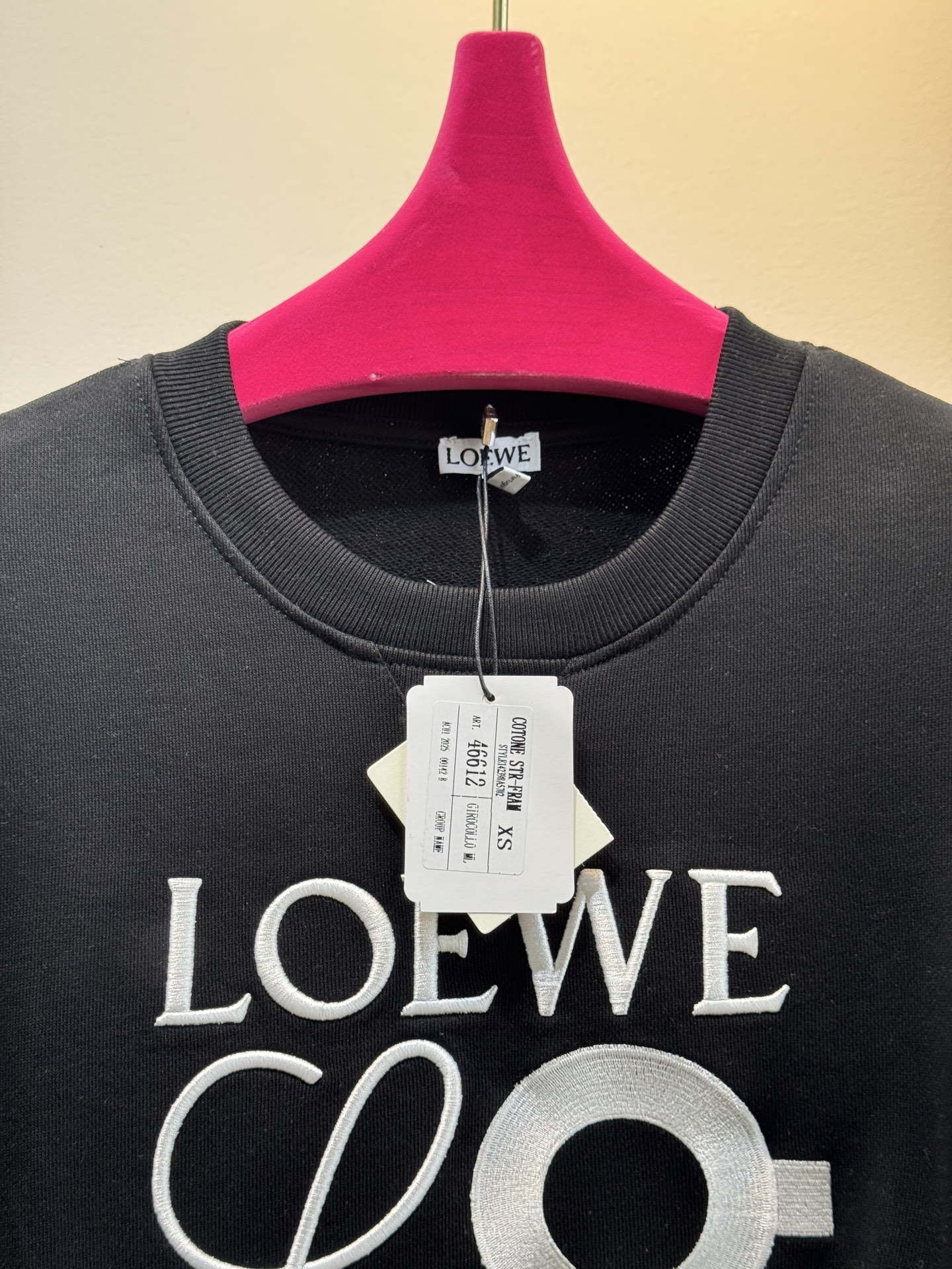 LOEW*圆领卫衣，•颜色：选用柔和的粉色，甜美且充满少女感，在视觉上给人温馨、柔和的感觉，比较适合春秋