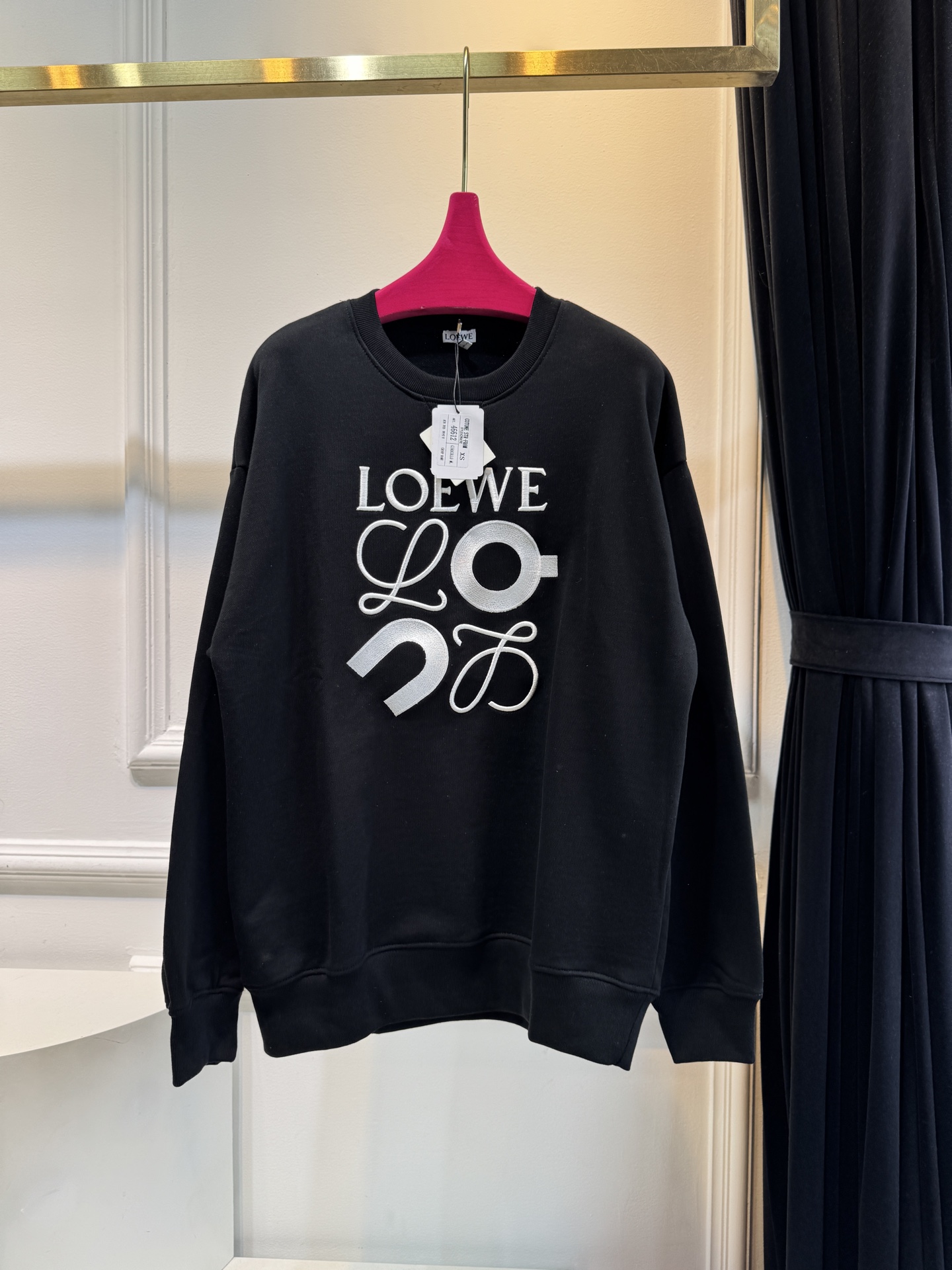 LOEW*圆领卫衣，•颜色：选用柔和的粉色，甜美且充满少女感，在视觉上给人温馨、柔和的感觉，比较适合春秋