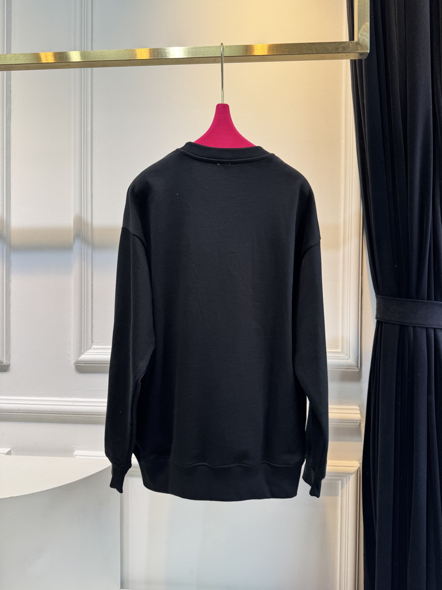 LOEW*圆领卫衣，•颜色：选用柔和的粉色，甜美且充满少女感，在视觉上给人温馨、柔和的感觉，比较适合春秋