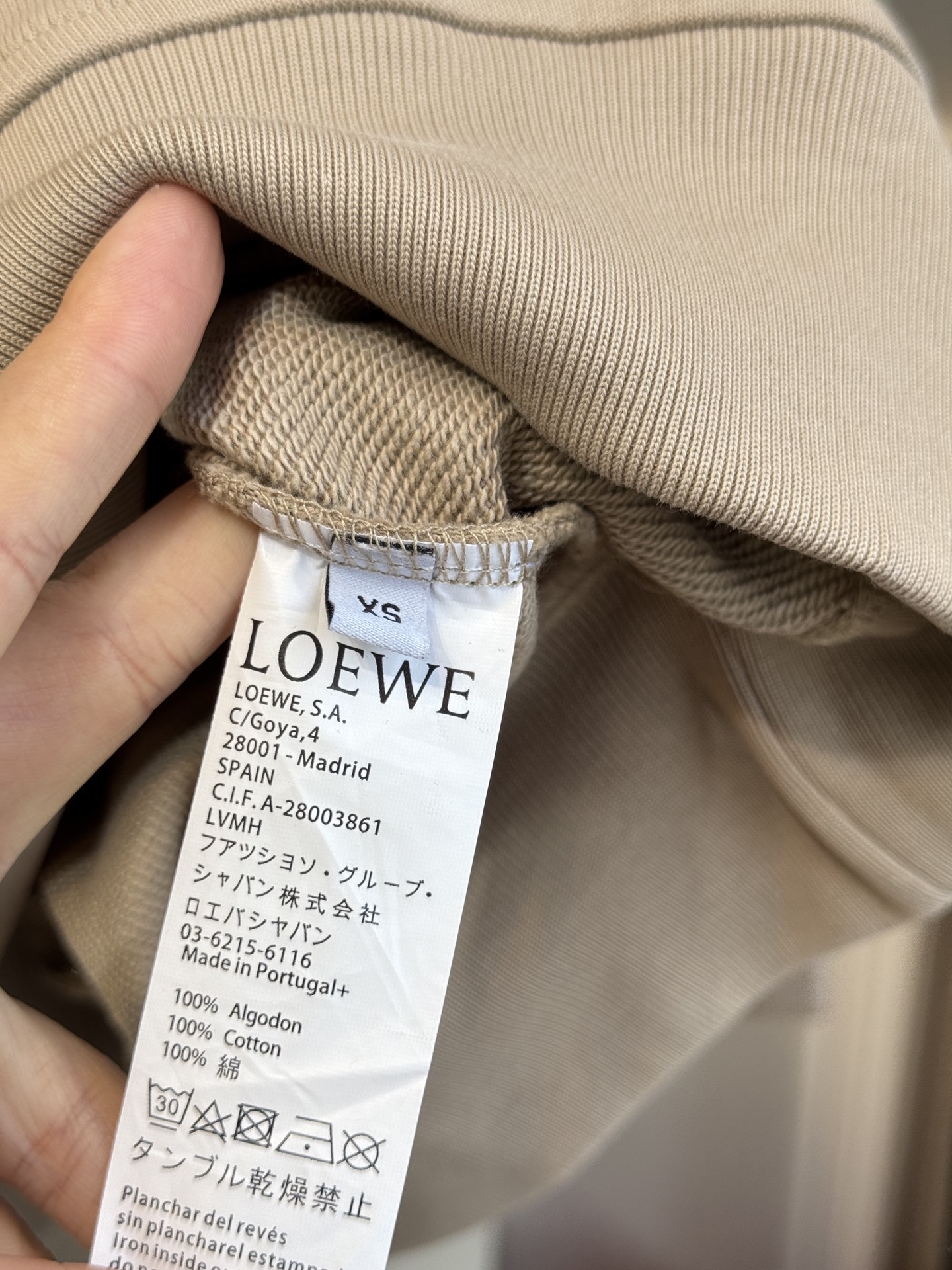 LOEW*圆领卫衣，•领口：经典的圆领设计，简约大方，对颈部线条的修饰作用较为自然，不会有过多束缚感，适