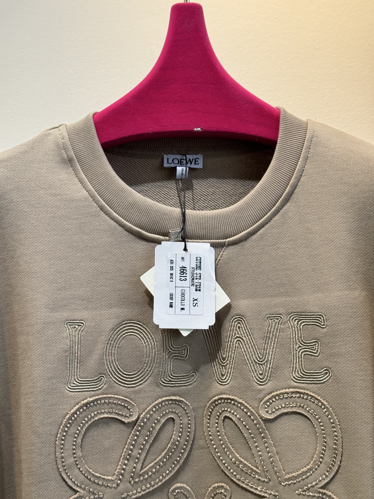 LOEW*圆领卫衣，•领口：经典的圆领设计，简约大方，对颈部线条的修饰作用较为自然，不会有过多束缚感，适