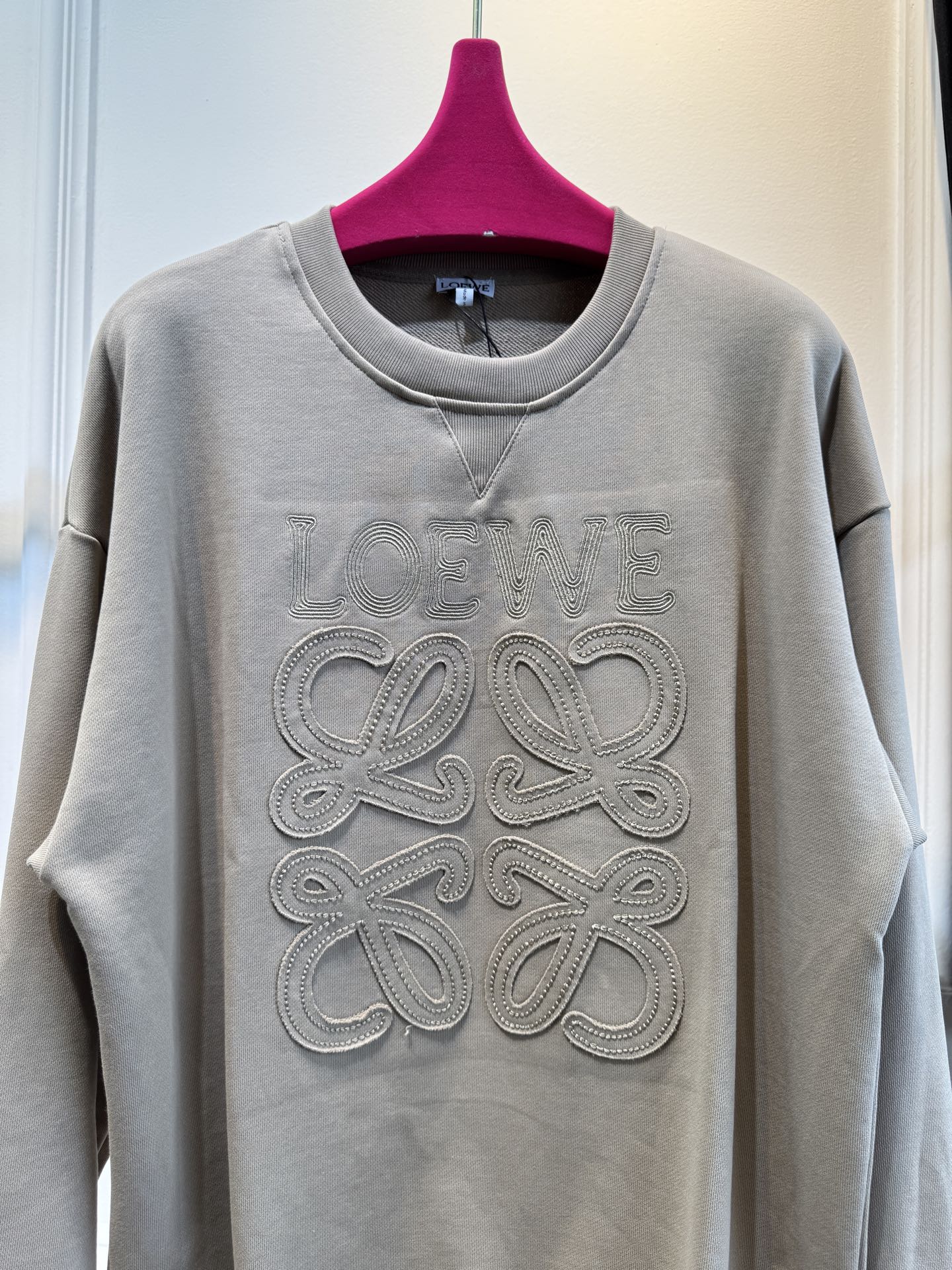 LOEW*圆领卫衣，•领口：经典的圆领设计，简约大方，对颈部线条的修饰作用较为自然，不会有过多束缚感，适