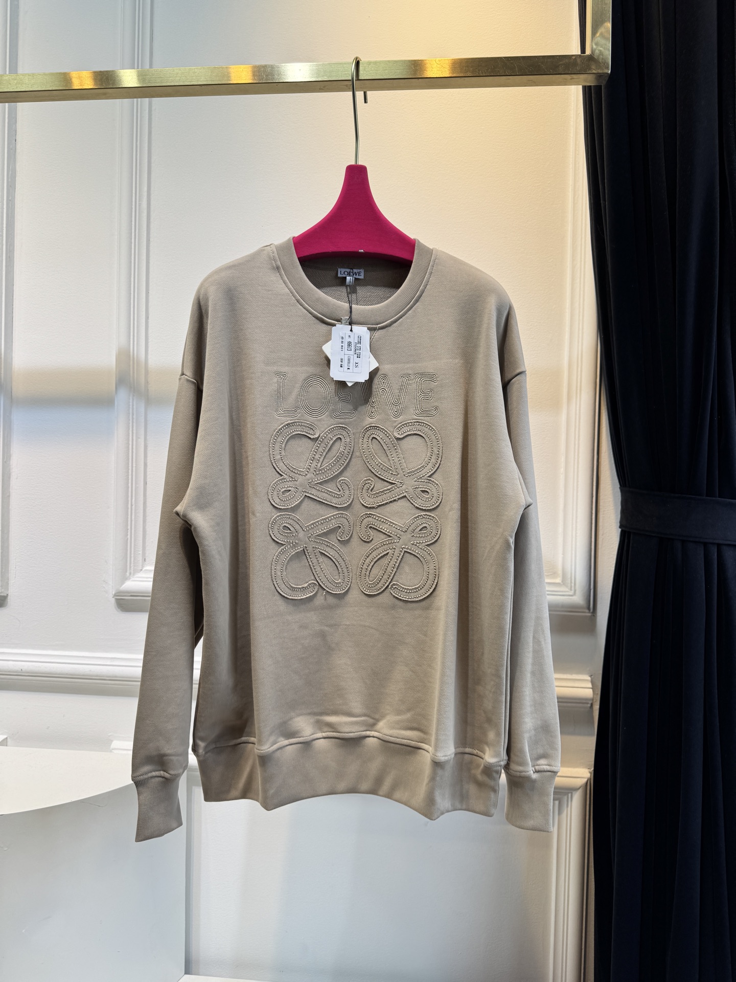 LOEW*圆领卫衣，•领口：经典的圆领设计，简约大方，对颈部线条的修饰作用较为自然，不会有过多束缚感，适