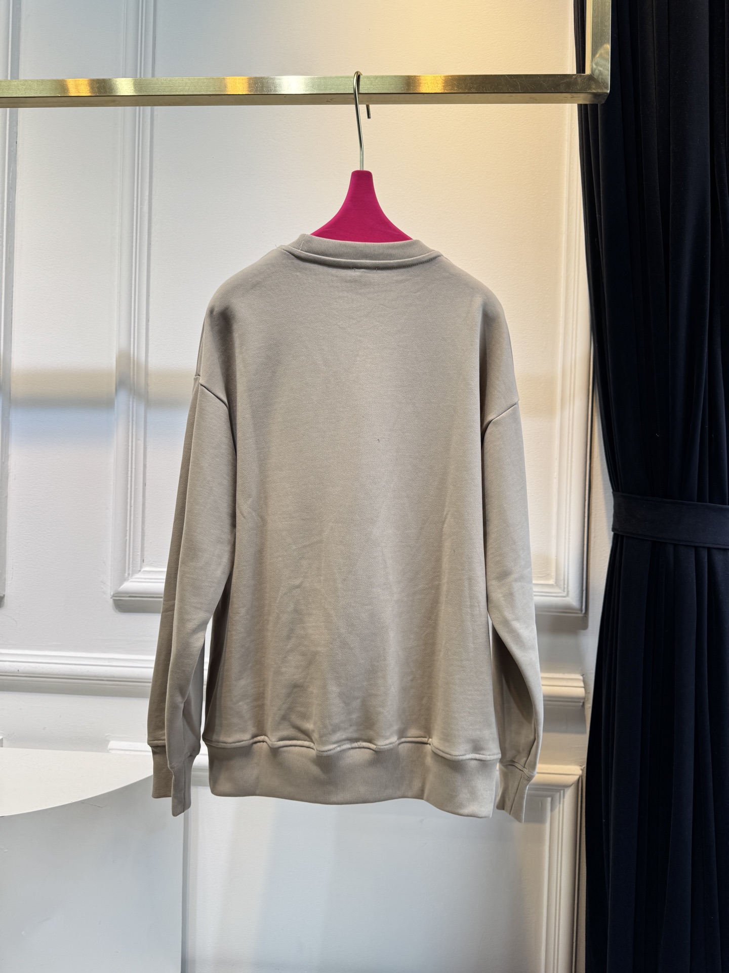 LOEW*圆领卫衣，•领口：经典的圆领设计，简约大方，对颈部线条的修饰作用较为自然，不会有过多束缚感，适