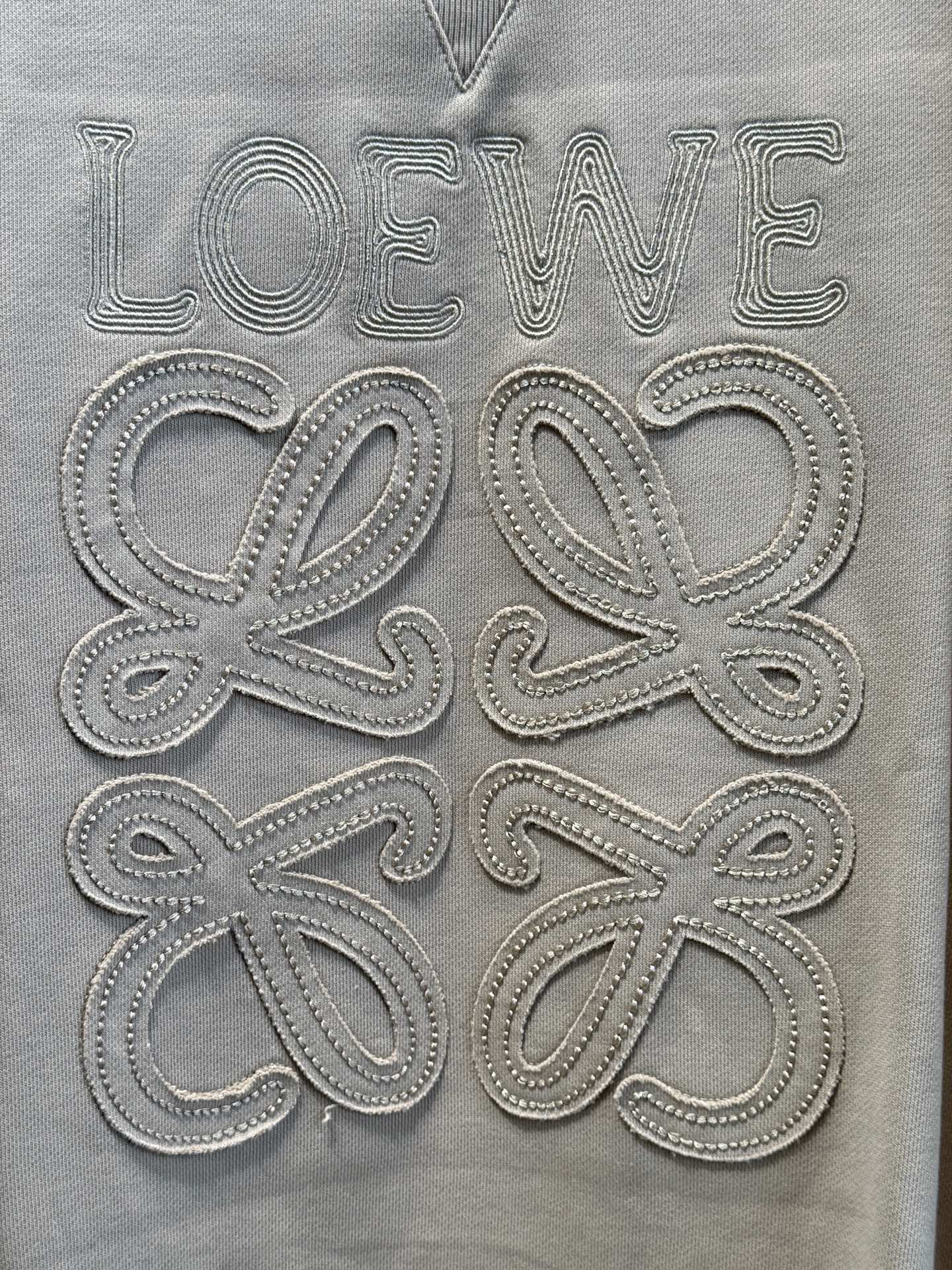 LOEW*圆领卫衣，•领口：经典的圆领设计，简约大方，对颈部线条的修饰作用较为自然，不会有过多束缚感，适