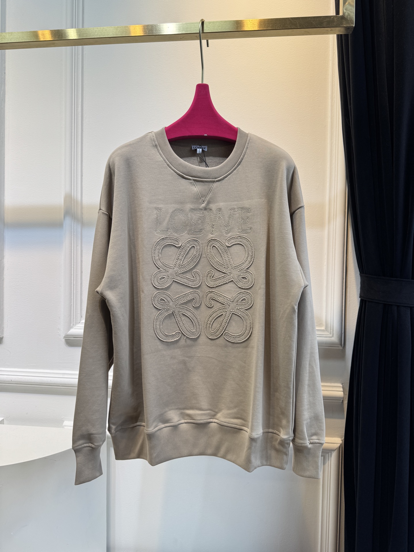 LOEW*圆领卫衣，•领口：经典的圆领设计，简约大方，对颈部线条的修饰作用较为自然，不会有过多束缚感，适