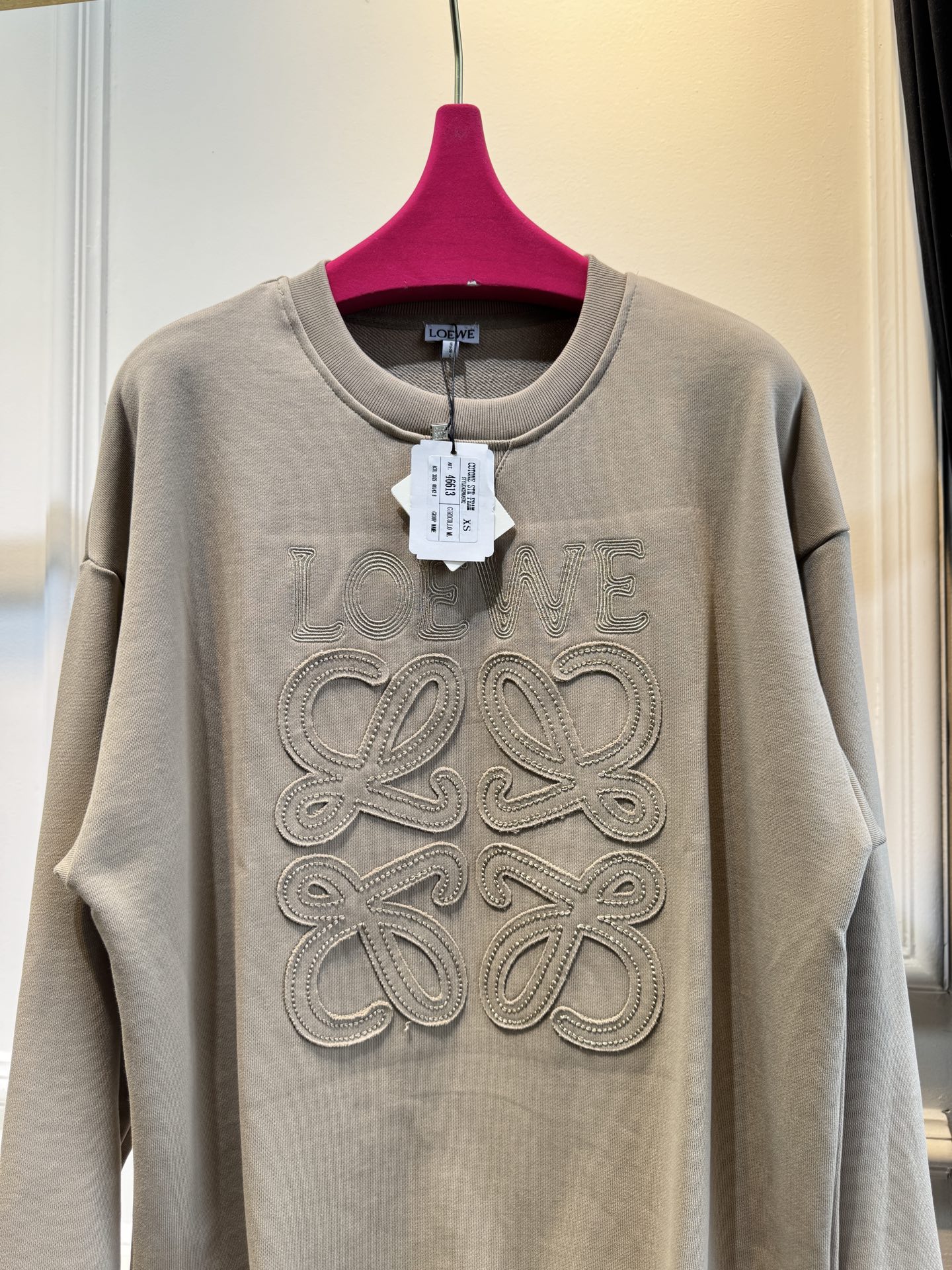 LOEW*圆领卫衣，•领口：经典的圆领设计，简约大方，对颈部线条的修饰作用较为自然，不会有过多束缚感，适