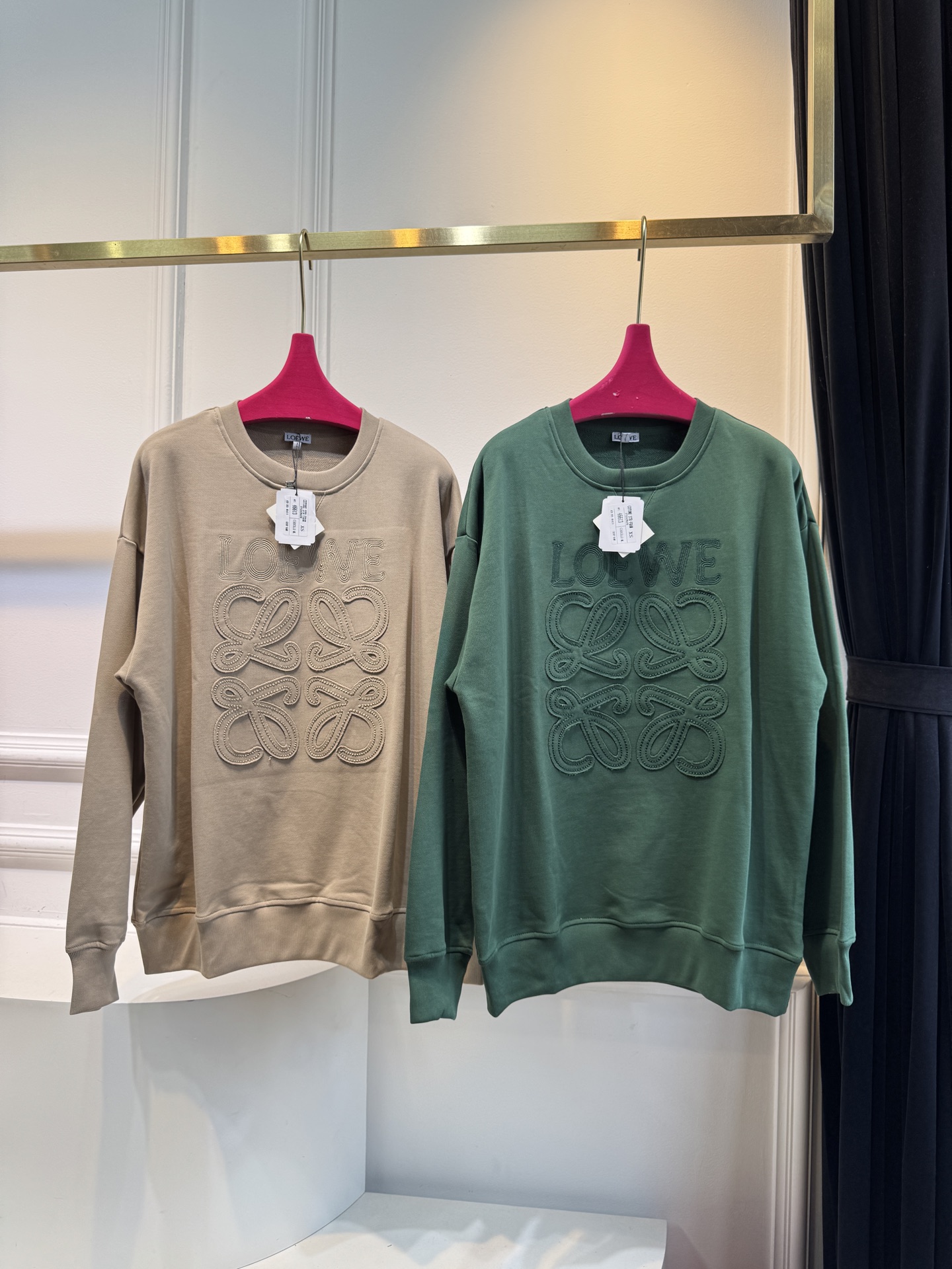 LOEW*圆领卫衣，•领口：经典的圆领设计，简约大方，对颈部线条的修饰作用较为自然，不会有过多束缚感，适