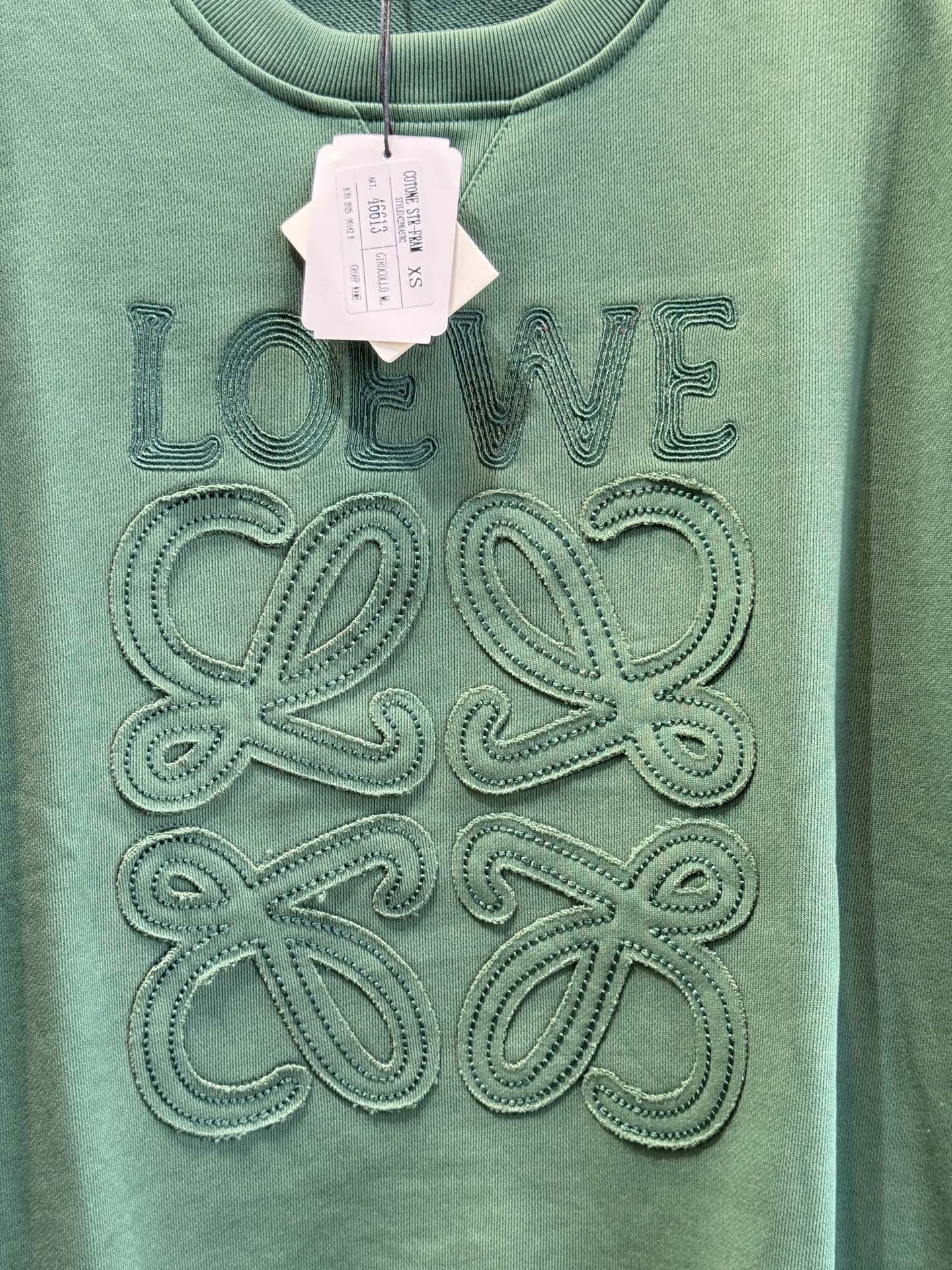 LOEW*圆领卫衣，•领口：经典的圆领设计，简约大方，对颈部线条的修饰作用较为自然，不会有过多束缚感，适