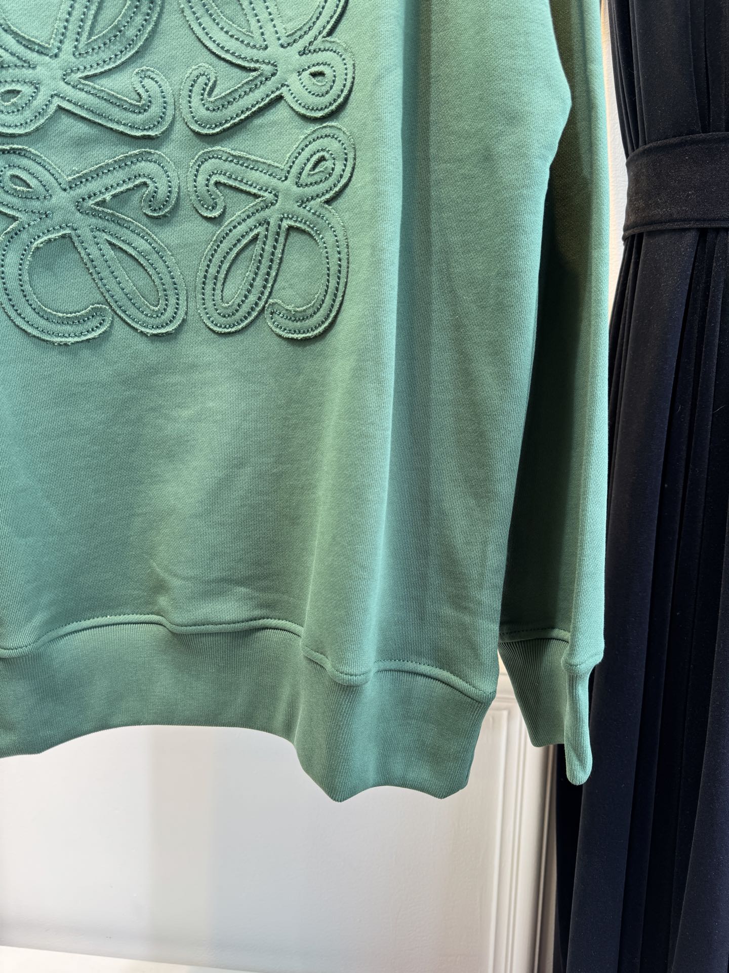 LOEW*圆领卫衣，•领口：经典的圆领设计，简约大方，对颈部线条的修饰作用较为自然，不会有过多束缚感，适