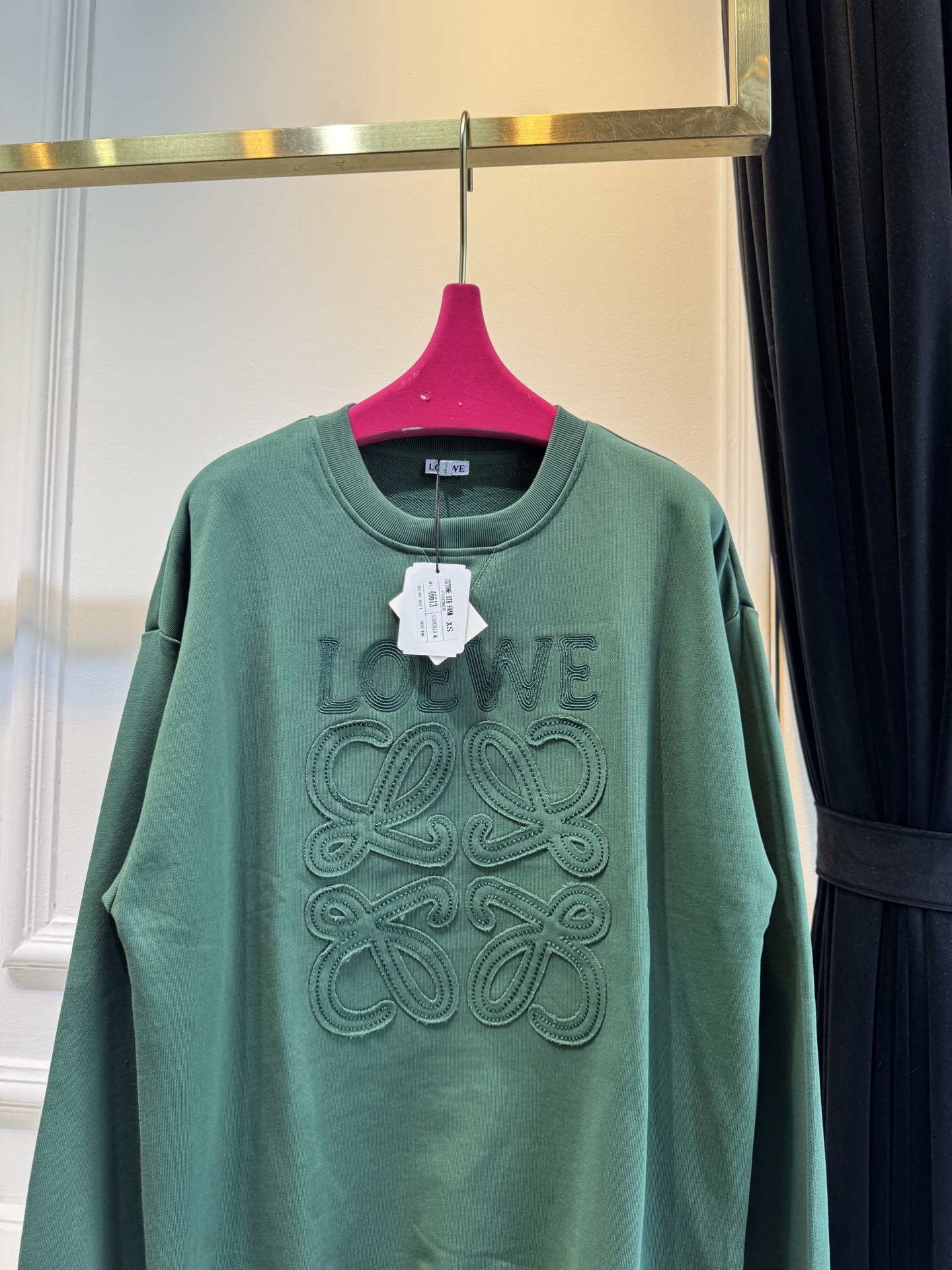 LOEW*圆领卫衣，•领口：经典的圆领设计，简约大方，对颈部线条的修饰作用较为自然，不会有过多束缚感，适