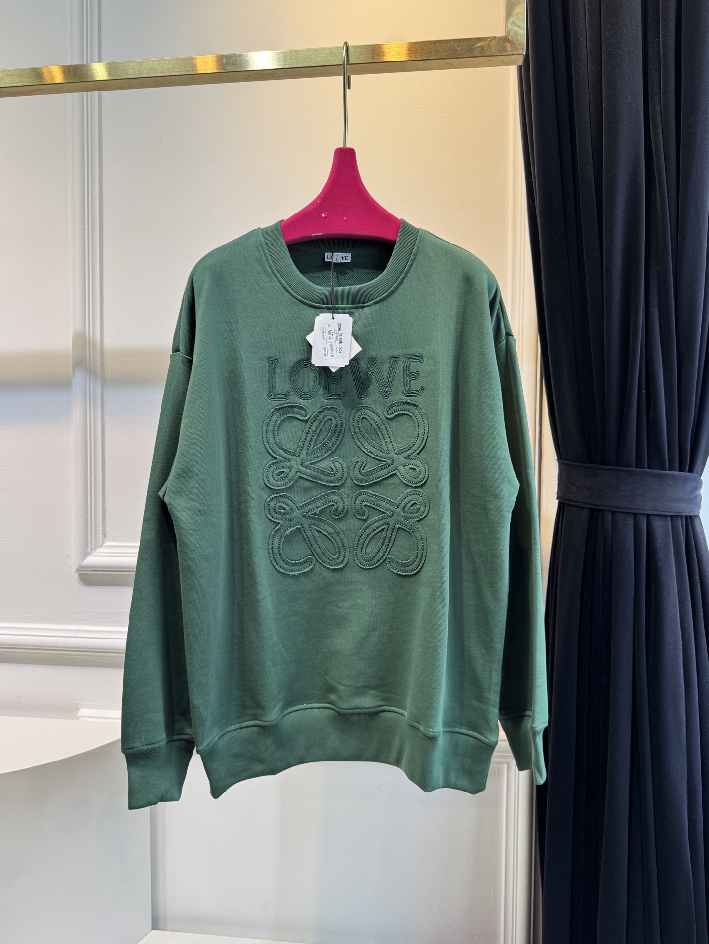 LOEW*圆领卫衣，•领口：经典的圆领设计，简约大方，对颈部线条的修饰作用较为自然，不会有过多束缚感，适