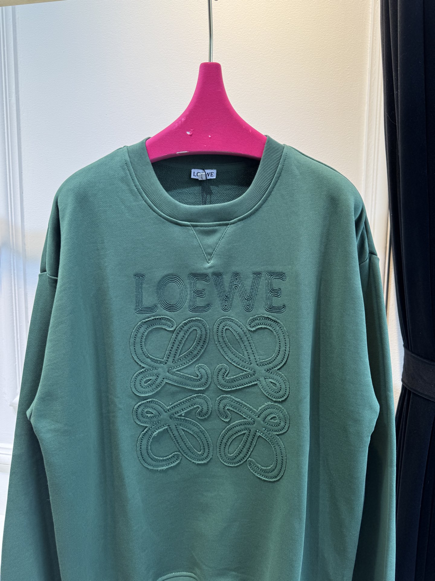 LOEW*圆领卫衣，•领口：经典的圆领设计，简约大方，对颈部线条的修饰作用较为自然，不会有过多束缚感，适