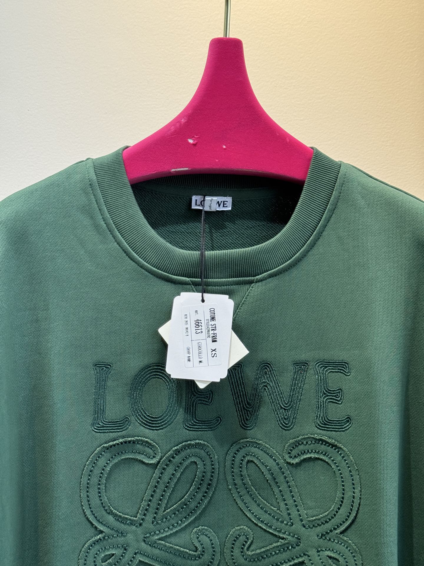 LOEW*圆领卫衣，•领口：经典的圆领设计，简约大方，对颈部线条的修饰作用较为自然，不会有过多束缚感，适