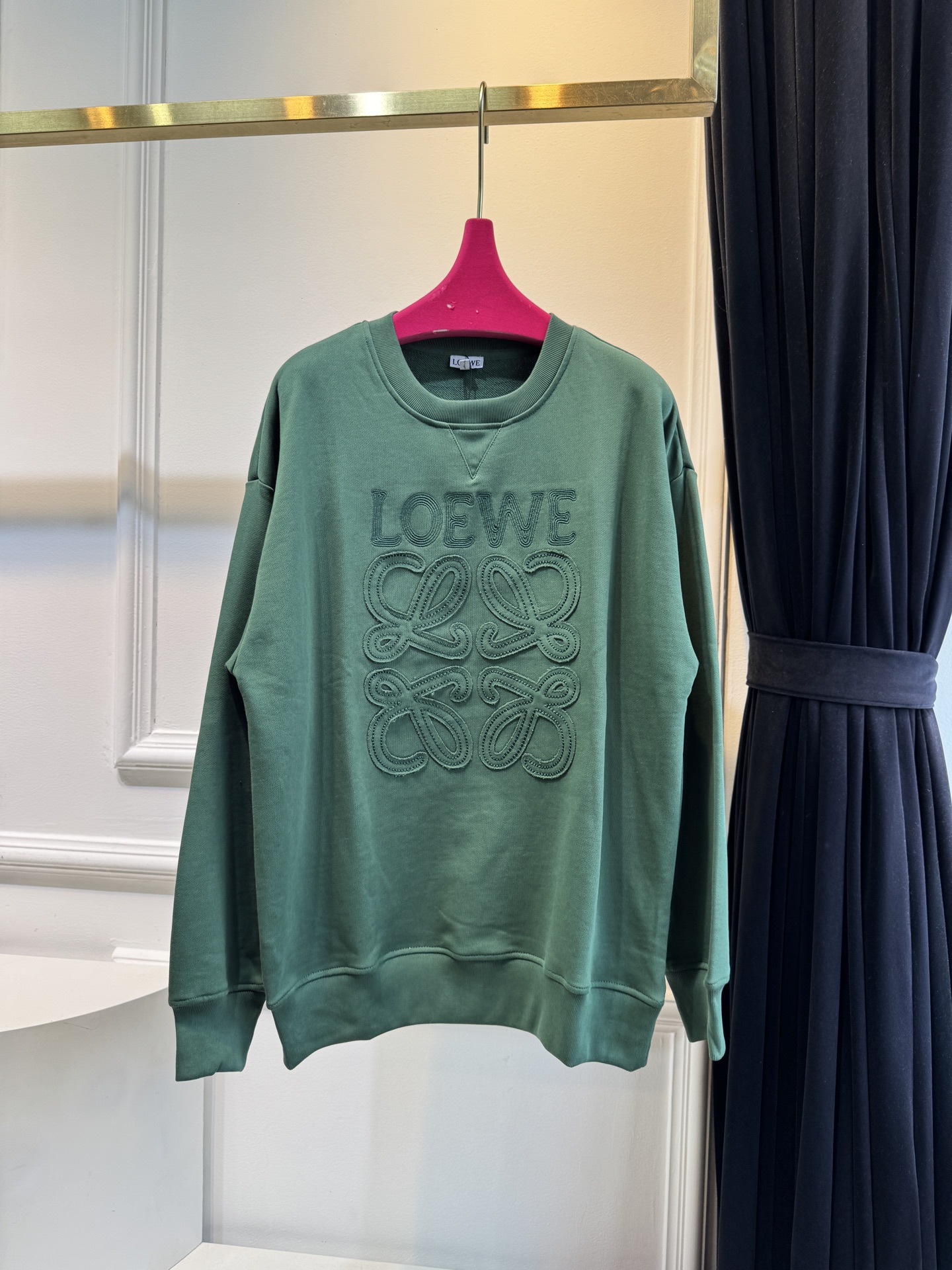 LOEW*圆领卫衣，•领口：经典的圆领设计，简约大方，对颈部线条的修饰作用较为自然，不会有过多束缚感，适