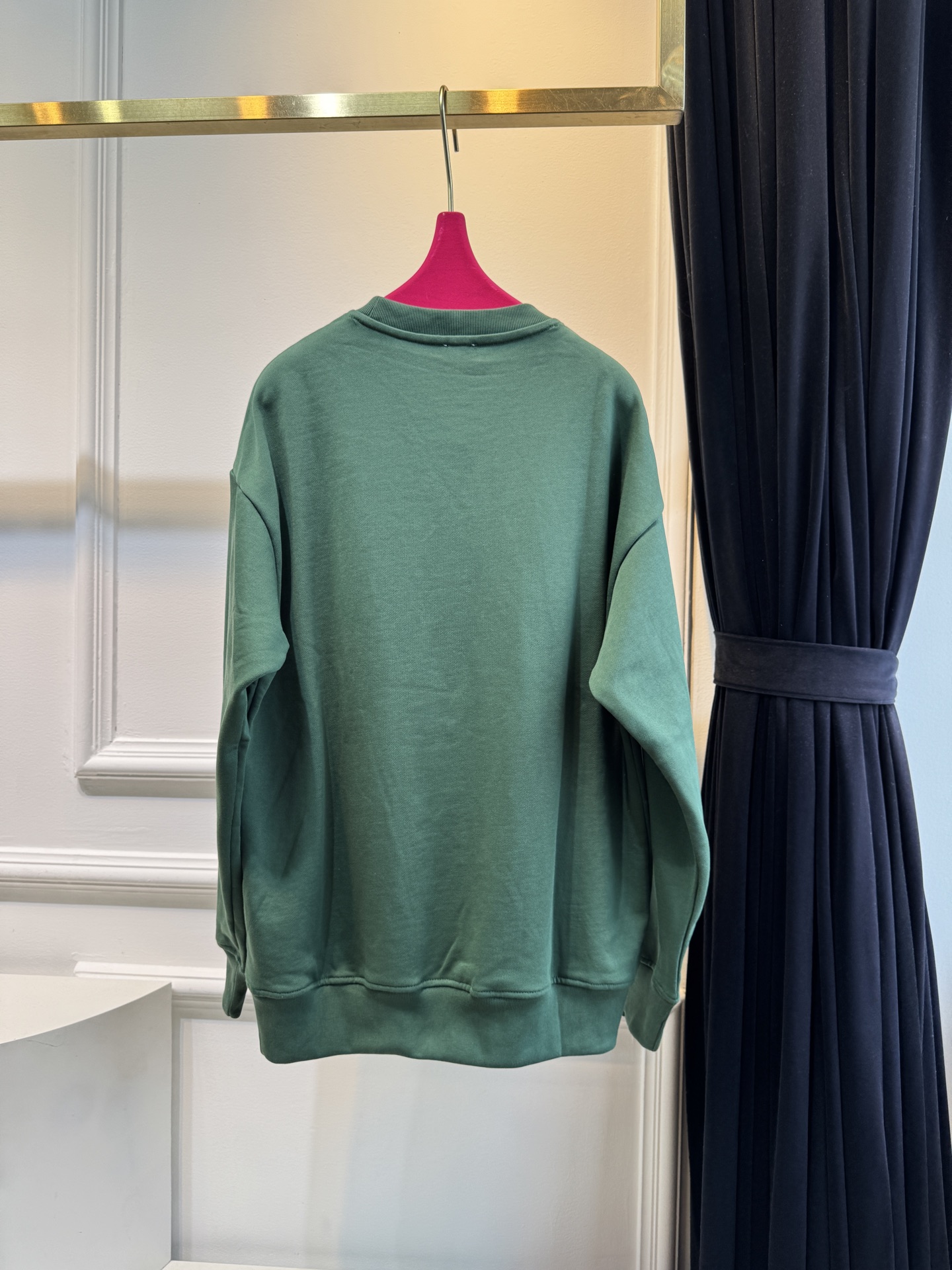 LOEW*圆领卫衣，•领口：经典的圆领设计，简约大方，对颈部线条的修饰作用较为自然，不会有过多束缚感，适