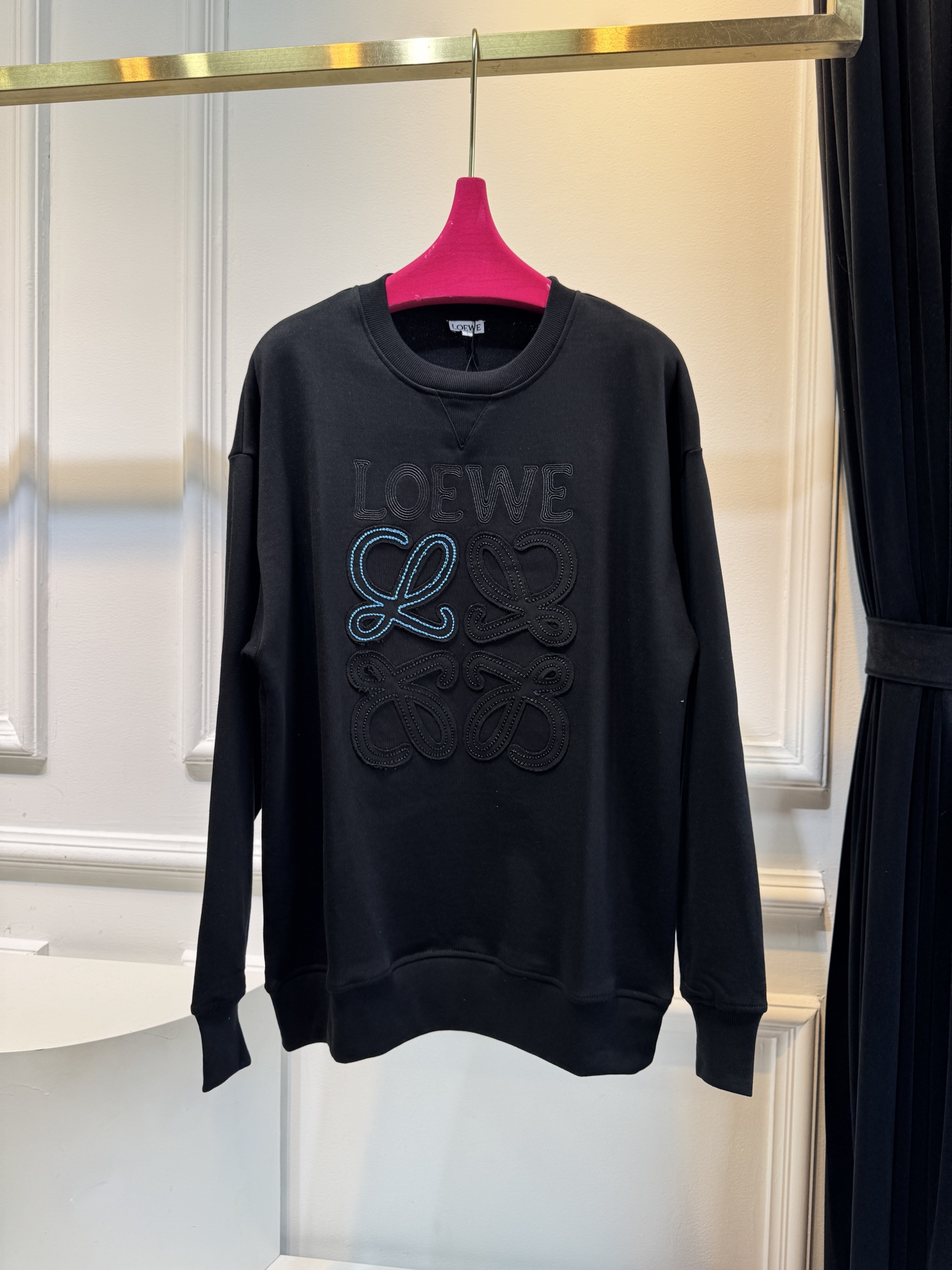 LOEW*圆领卫衣，•领口：经典的圆领设计，简约大方，对颈部线条的修饰作用较为自然，不会有过多束缚感，适