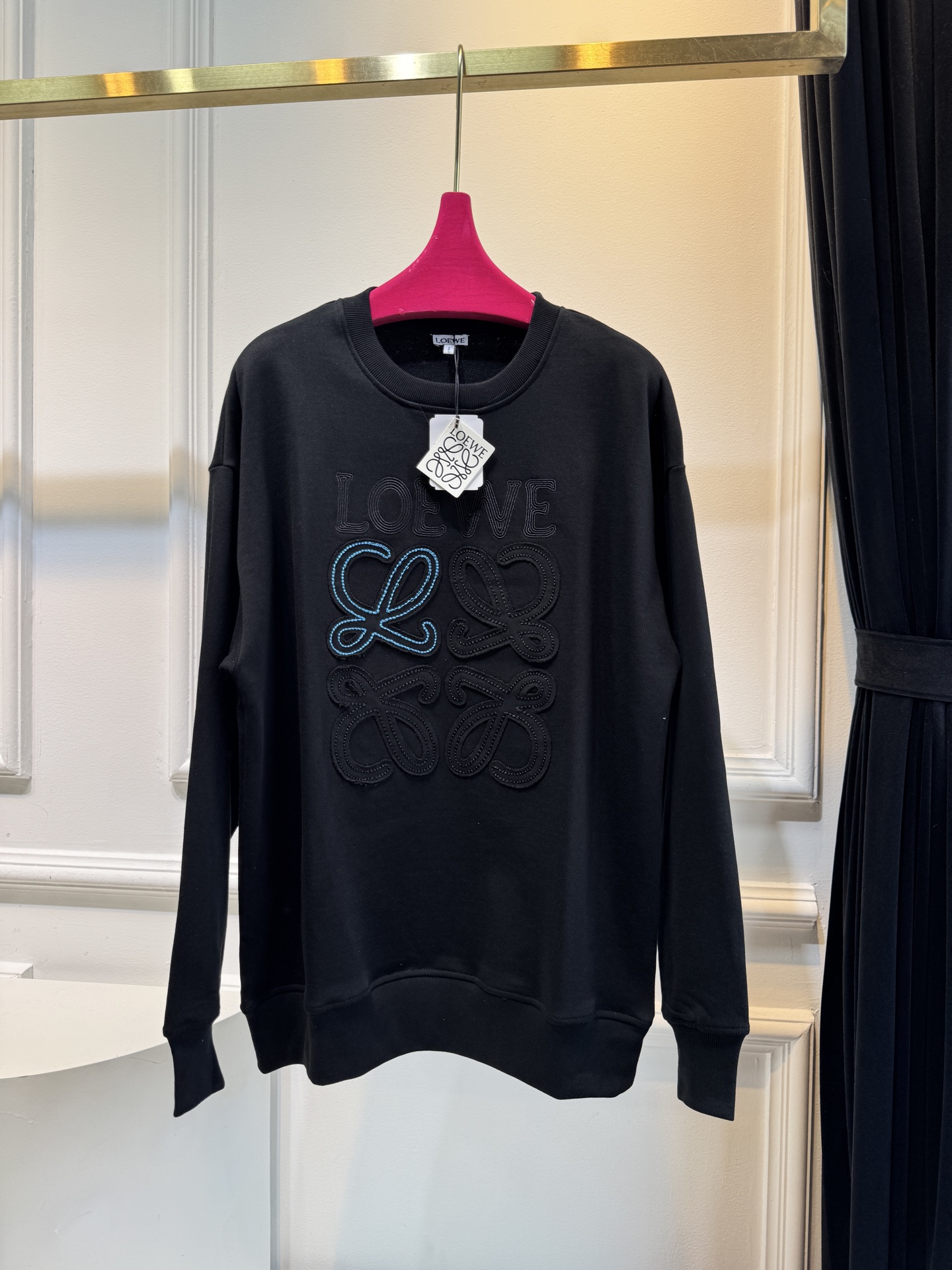 LOEW*圆领卫衣，•领口：经典的圆领设计，简约大方，对颈部线条的修饰作用较为自然，不会有过多束缚感，适