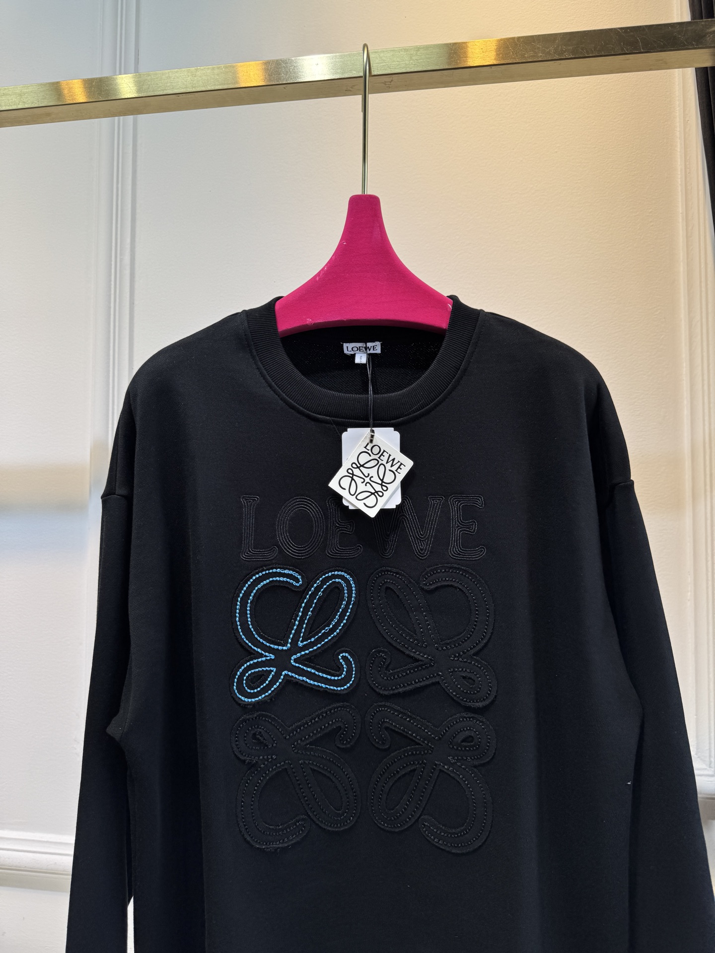 LOEW*圆领卫衣，•领口：经典的圆领设计，简约大方，对颈部线条的修饰作用较为自然，不会有过多束缚感，适