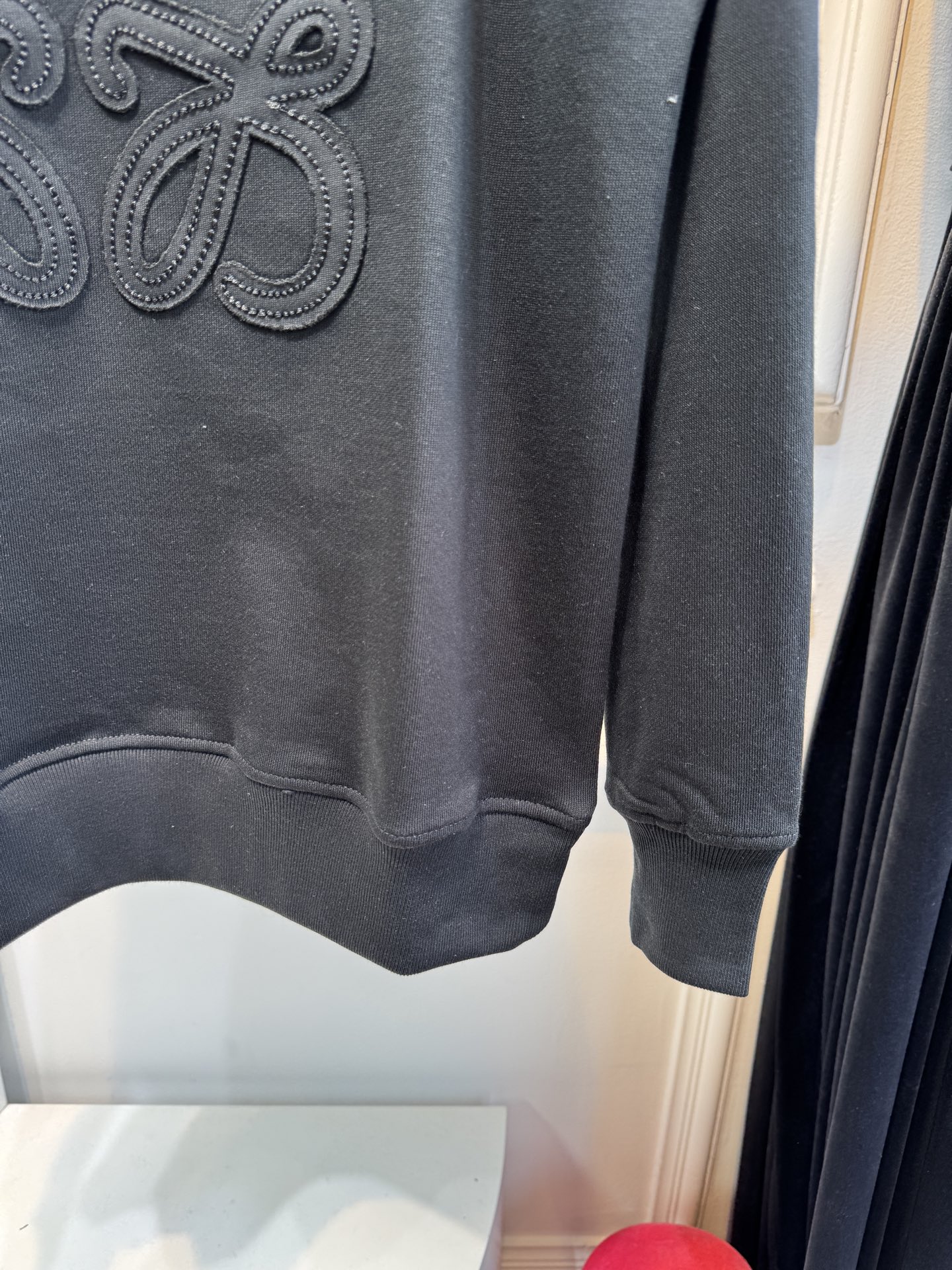 LOEW*圆领卫衣，•领口：经典的圆领设计，简约大方，对颈部线条的修饰作用较为自然，不会有过多束缚感，适