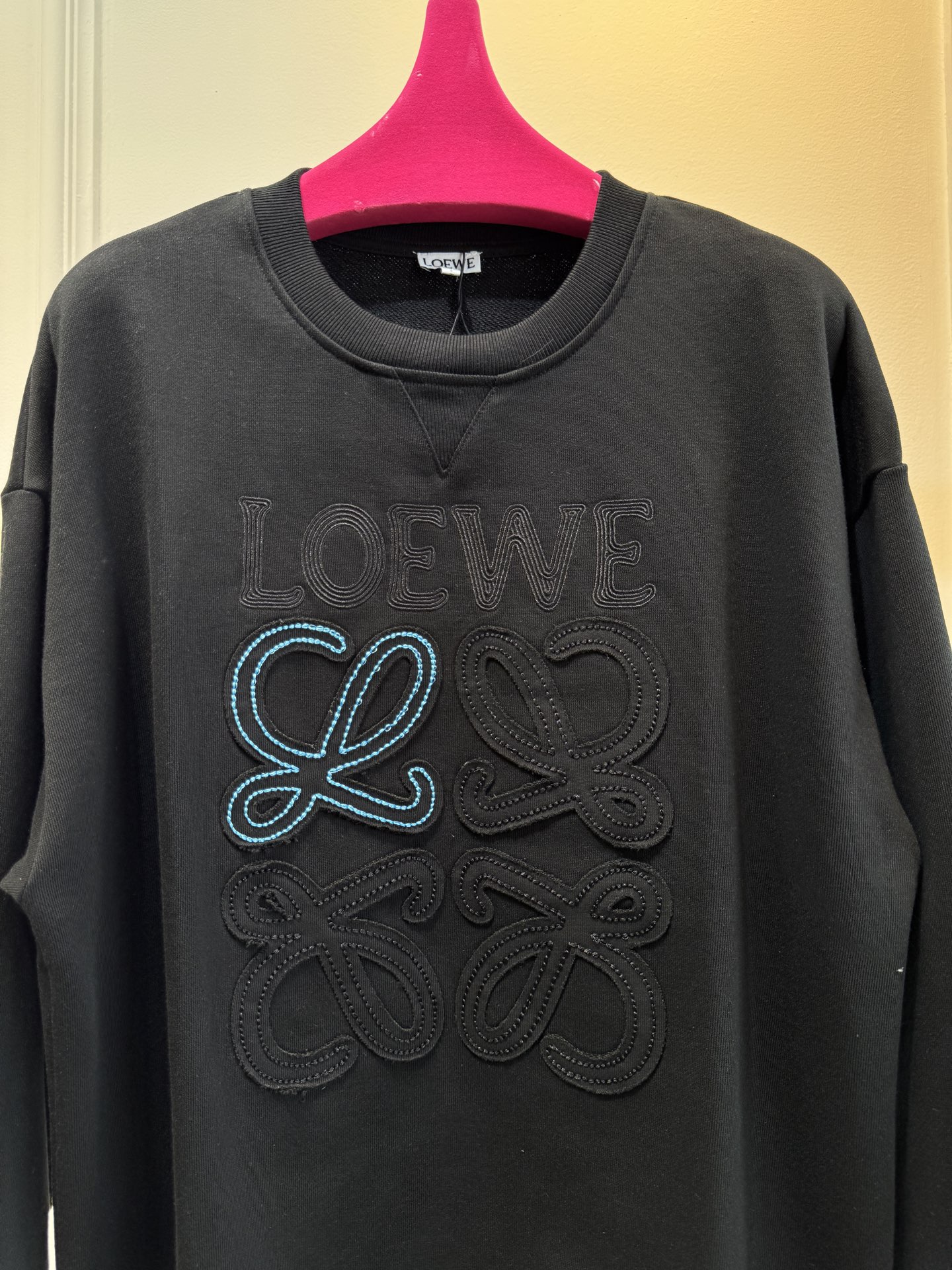 LOEW*圆领卫衣，•领口：经典的圆领设计，简约大方，对颈部线条的修饰作用较为自然，不会有过多束缚感，适