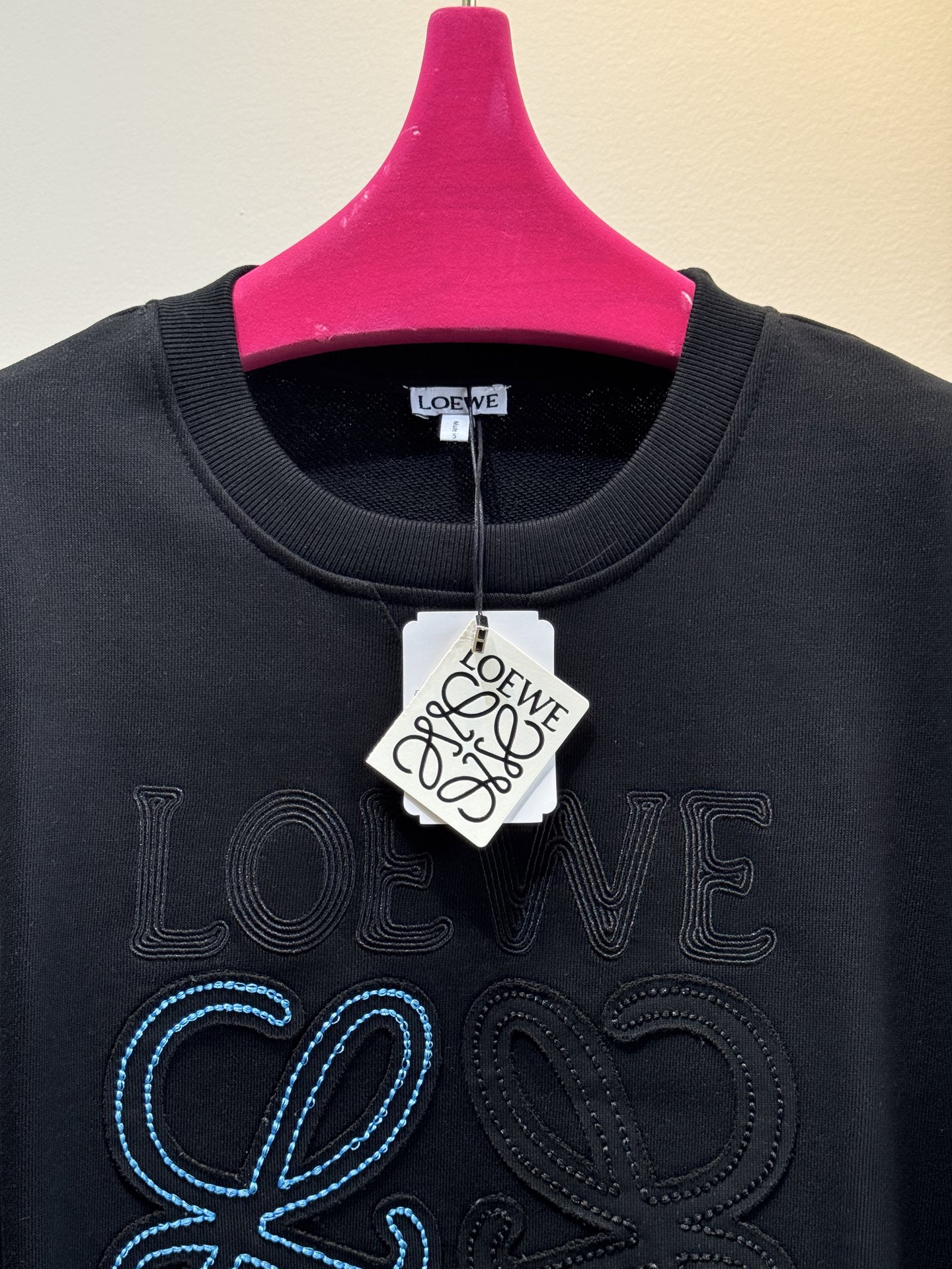 LOEW*圆领卫衣，•领口：经典的圆领设计，简约大方，对颈部线条的修饰作用较为自然，不会有过多束缚感，适