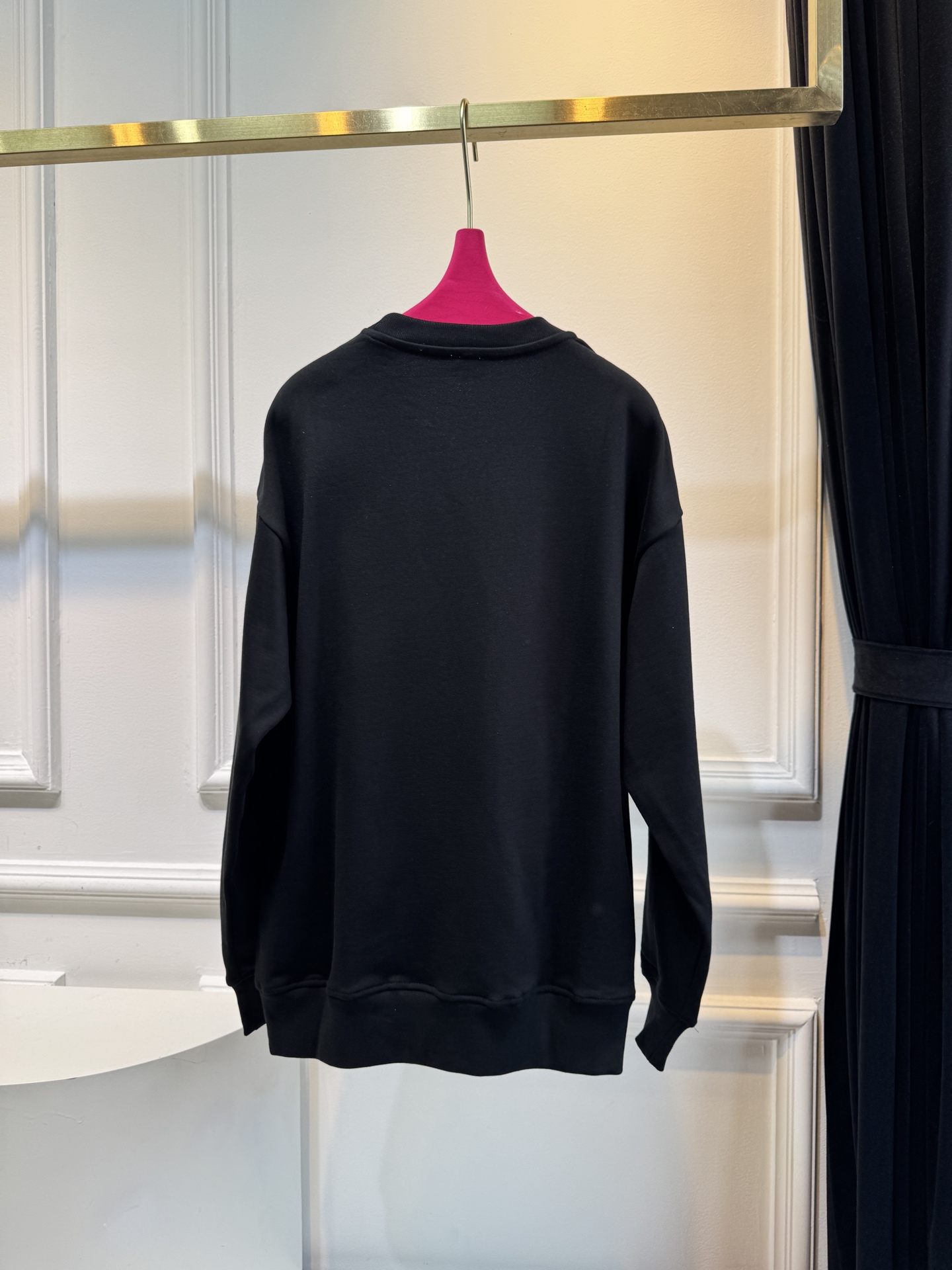 LOEW*圆领卫衣，•领口：经典的圆领设计，简约大方，对颈部线条的修饰作用较为自然，不会有过多束缚感，适