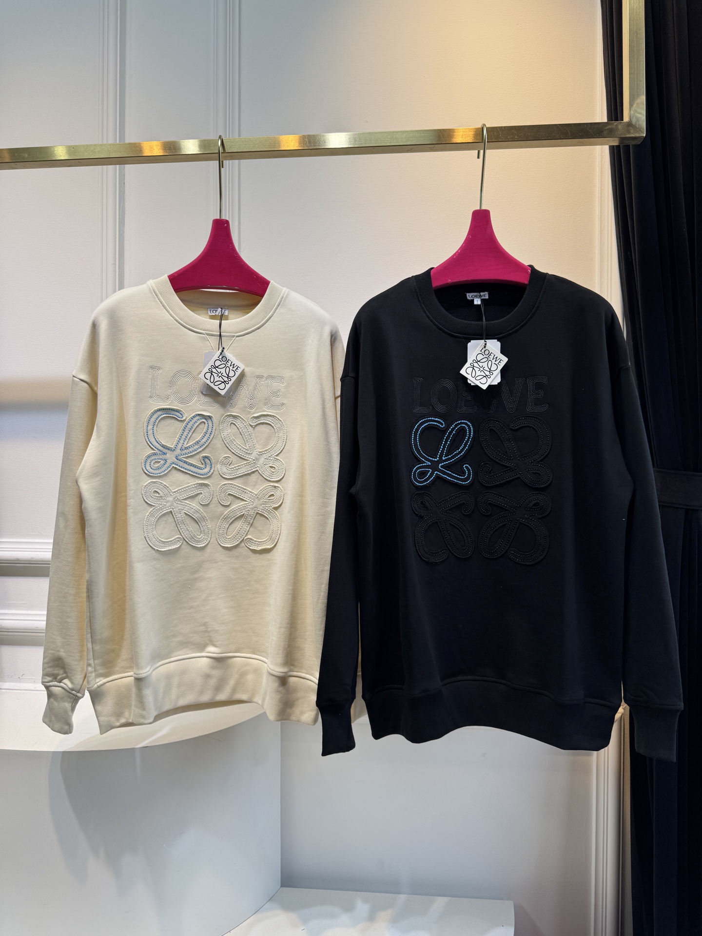 LOEW*圆领卫衣，•领口：经典的圆领设计，简约大方，对颈部线条的修饰作用较为自然，不会有过多束缚感，适