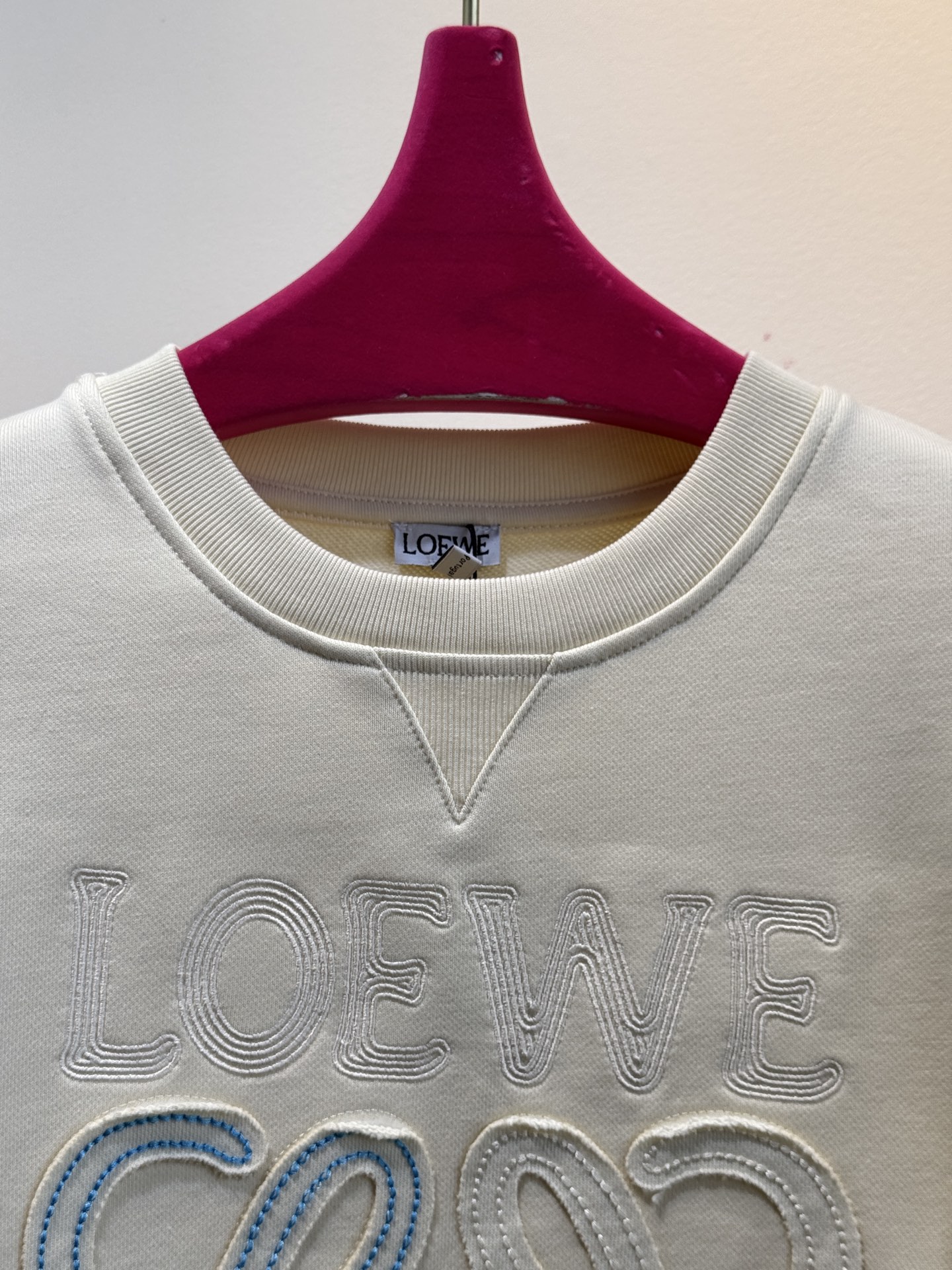 LOEW*圆领卫衣，•领口：经典的圆领设计，简约大方，对颈部线条的修饰作用较为自然，不会有过多束缚感，适