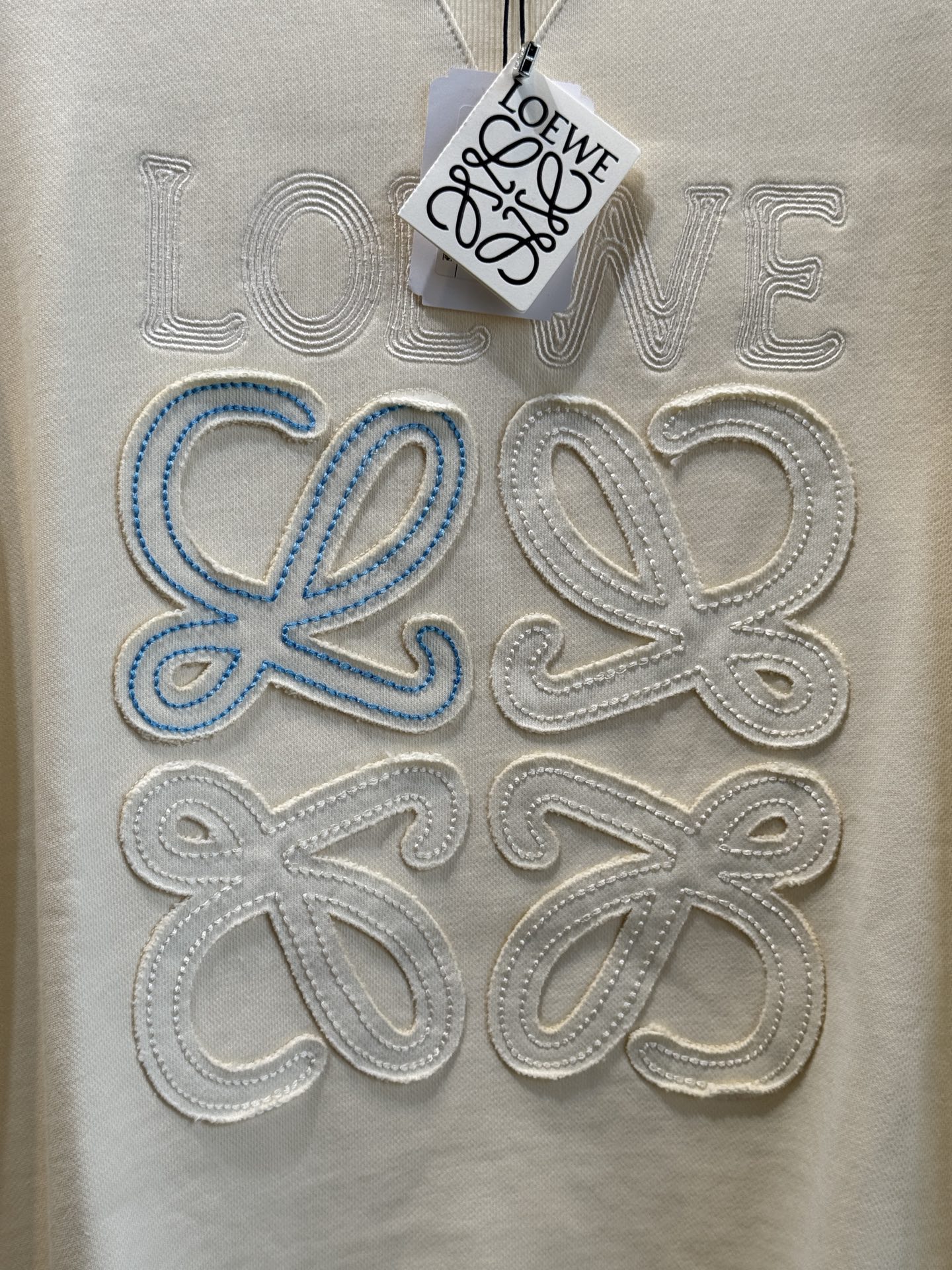 LOEW*圆领卫衣，•领口：经典的圆领设计，简约大方，对颈部线条的修饰作用较为自然，不会有过多束缚感，适