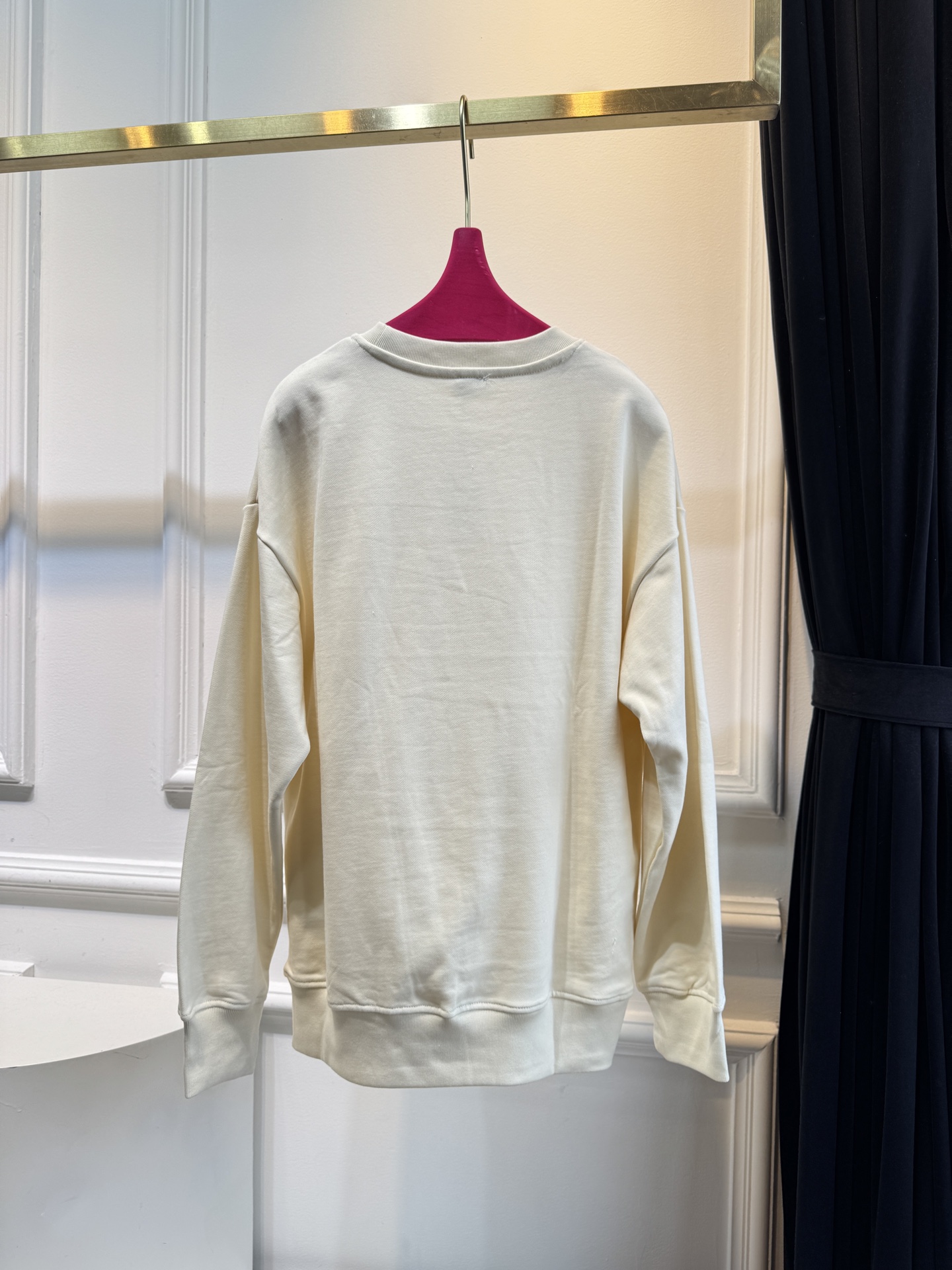 LOEW*圆领卫衣，•领口：经典的圆领设计，简约大方，对颈部线条的修饰作用较为自然，不会有过多束缚感，适