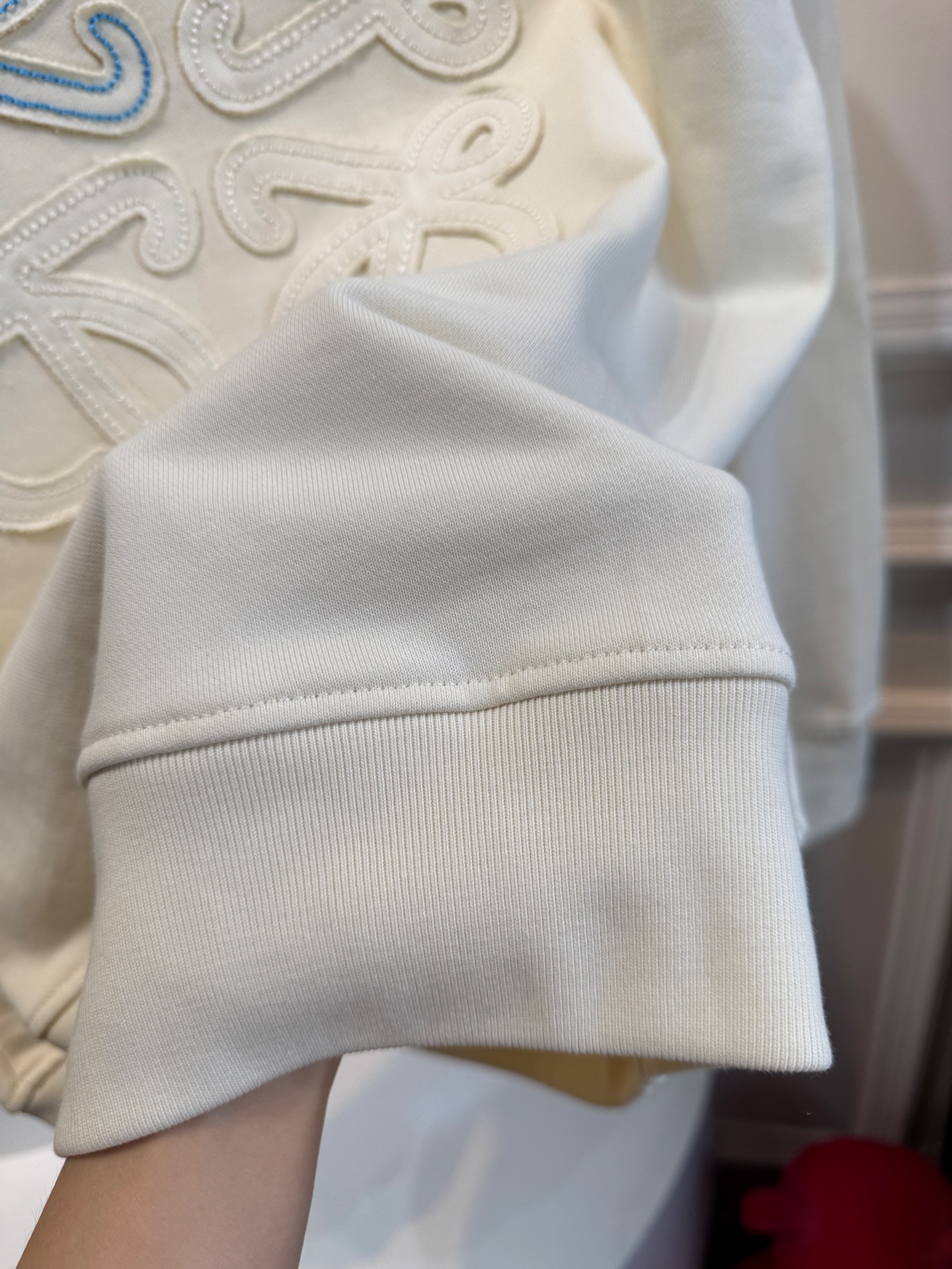 LOEW*圆领卫衣，•领口：经典的圆领设计，简约大方，对颈部线条的修饰作用较为自然，不会有过多束缚感，适