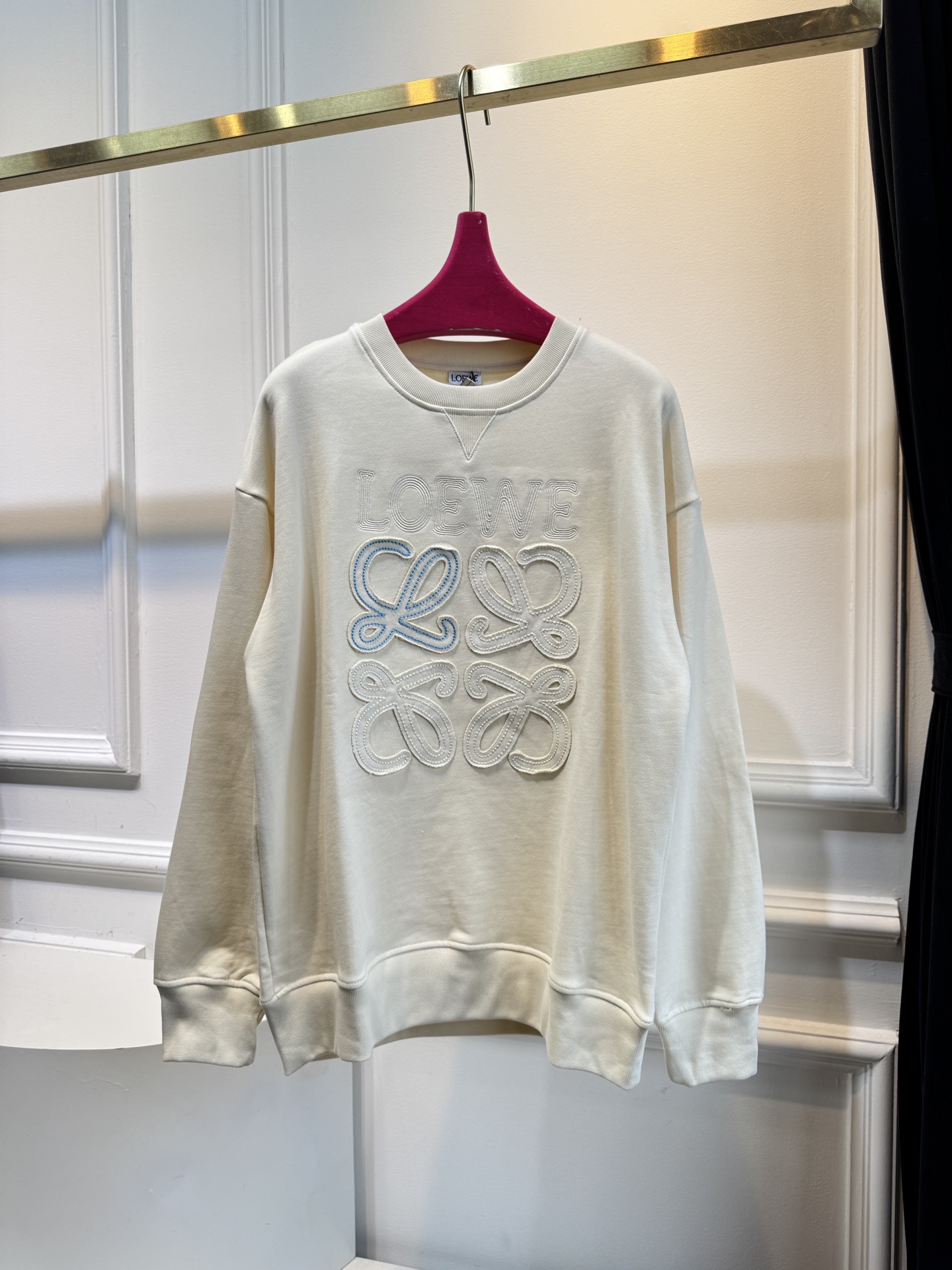 LOEW*圆领卫衣，•领口：经典的圆领设计，简约大方，对颈部线条的修饰作用较为自然，不会有过多束缚感，适