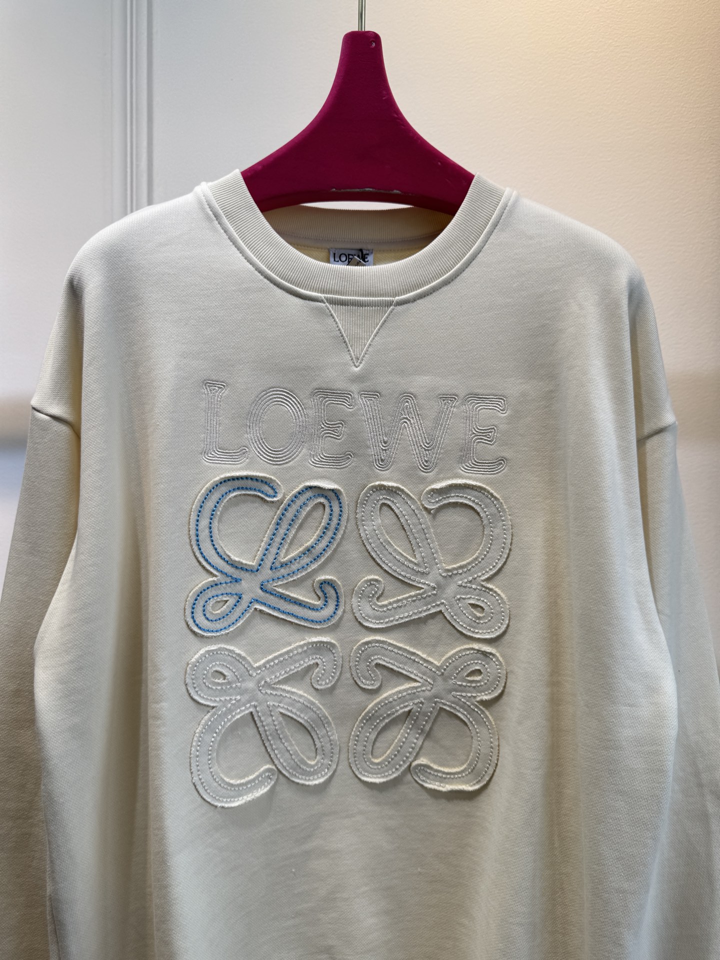 LOEW*圆领卫衣，•领口：经典的圆领设计，简约大方，对颈部线条的修饰作用较为自然，不会有过多束缚感，适