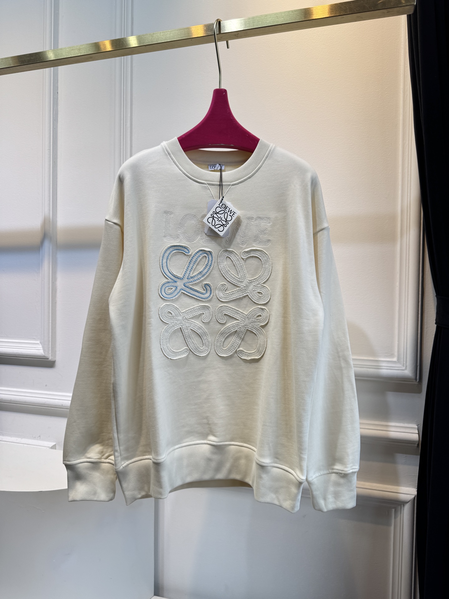 LOEW*圆领卫衣，•领口：经典的圆领设计，简约大方，对颈部线条的修饰作用较为自然，不会有过多束缚感，适