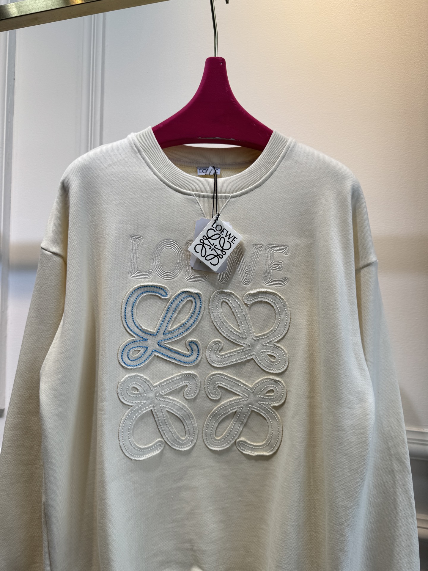 LOEW*圆领卫衣，•领口：经典的圆领设计，简约大方，对颈部线条的修饰作用较为自然，不会有过多束缚感，适