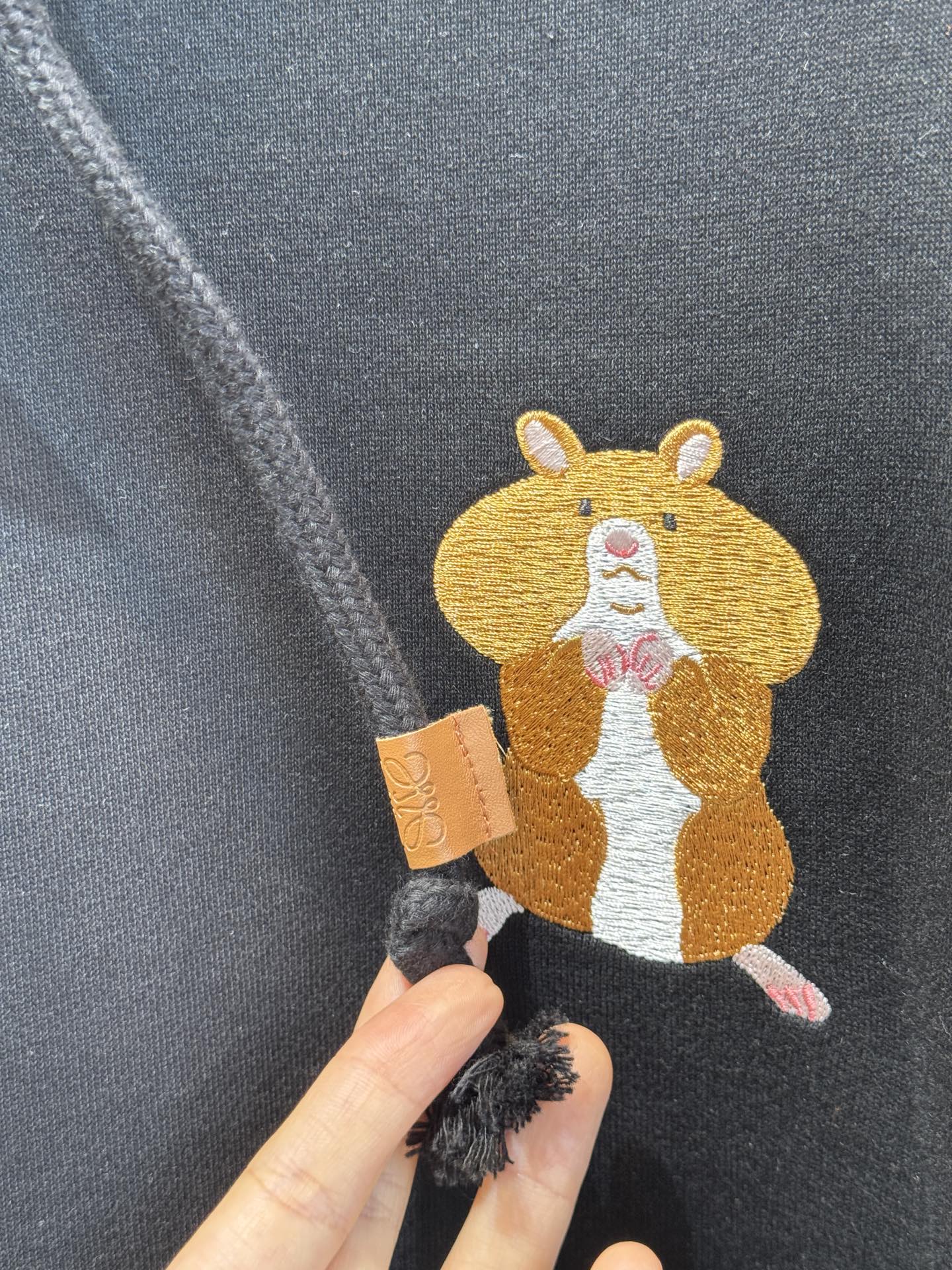 Loe松鼠图案连帽卫衣采用棉混纺面料 。棉混纺面料通常会混入聚酯纤维等成分，这不仅能增强面料的挺括度和耐