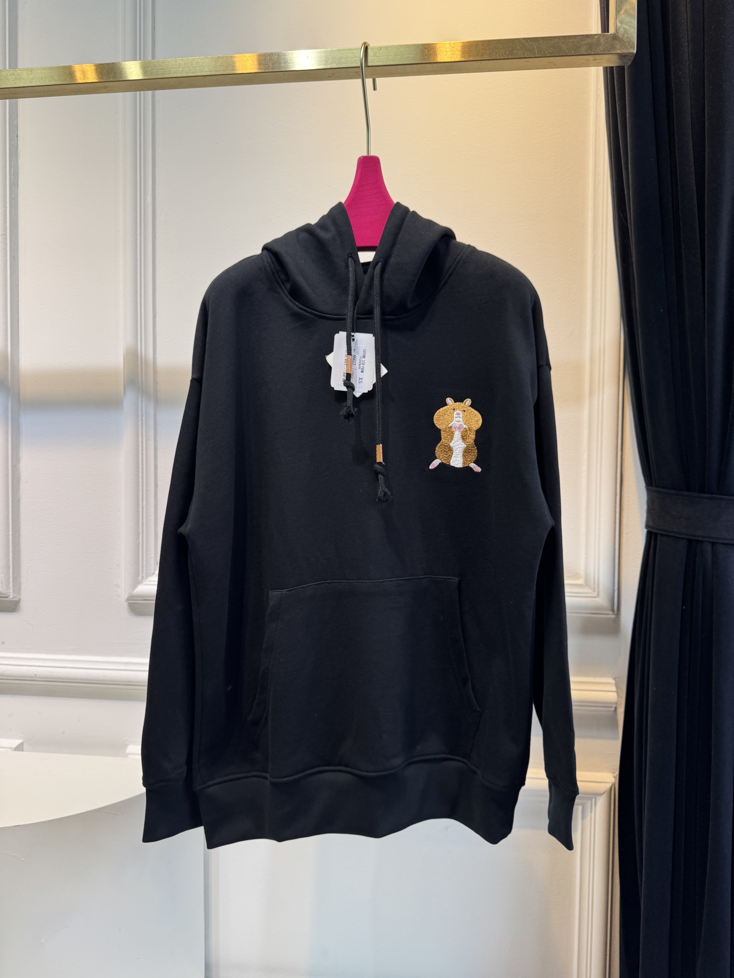 Loe松鼠图案连帽卫衣采用棉混纺面料 。棉混纺面料通常会混入聚酯纤维等成分，这不仅能增强面料的挺括度和耐