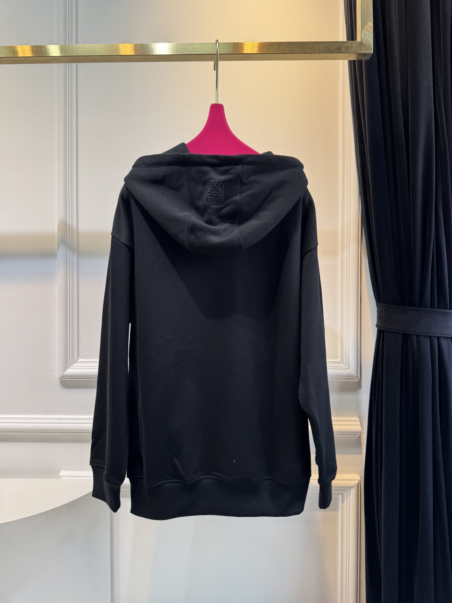 Loe松鼠图案连帽卫衣采用棉混纺面料 。棉混纺面料通常会混入聚酯纤维等成分，这不仅能增强面料的挺括度和耐