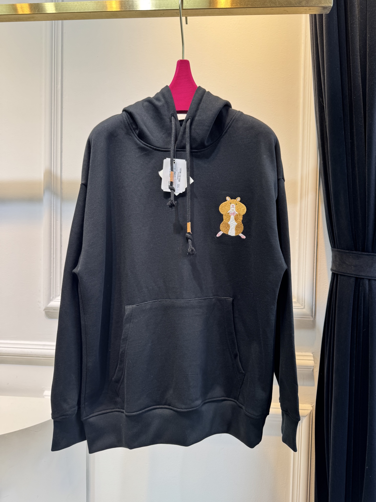 Loe松鼠图案连帽卫衣采用棉混纺面料 。棉混纺面料通常会混入聚酯纤维等成分，这不仅能增强面料的挺括度和耐