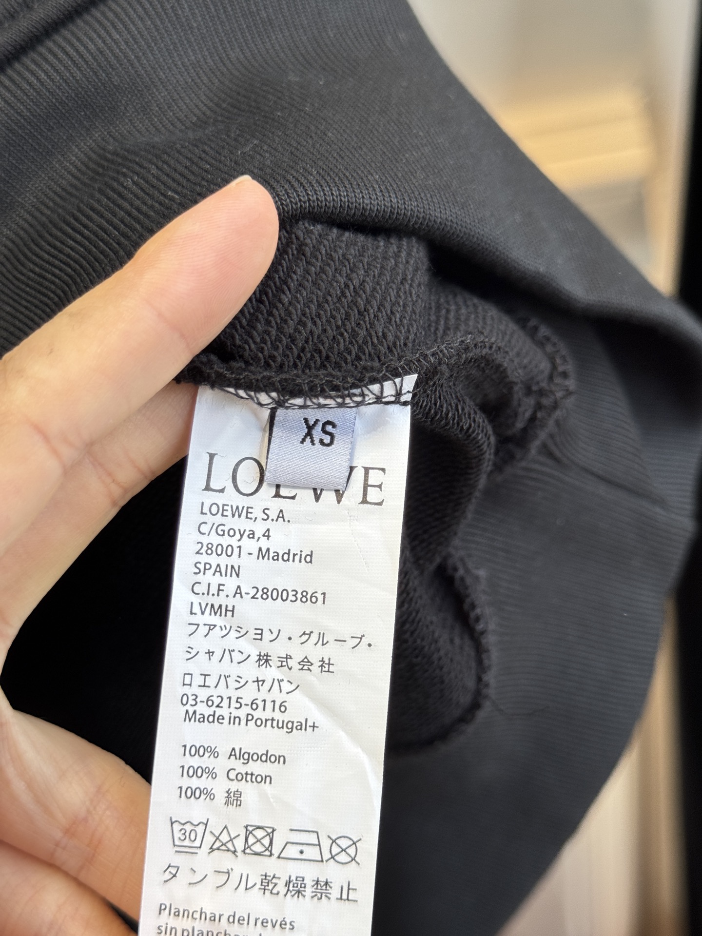 Loe松鼠图案连帽卫衣采用棉混纺面料 。棉混纺面料通常会混入聚酯纤维等成分，这不仅能增强面料的挺括度和耐