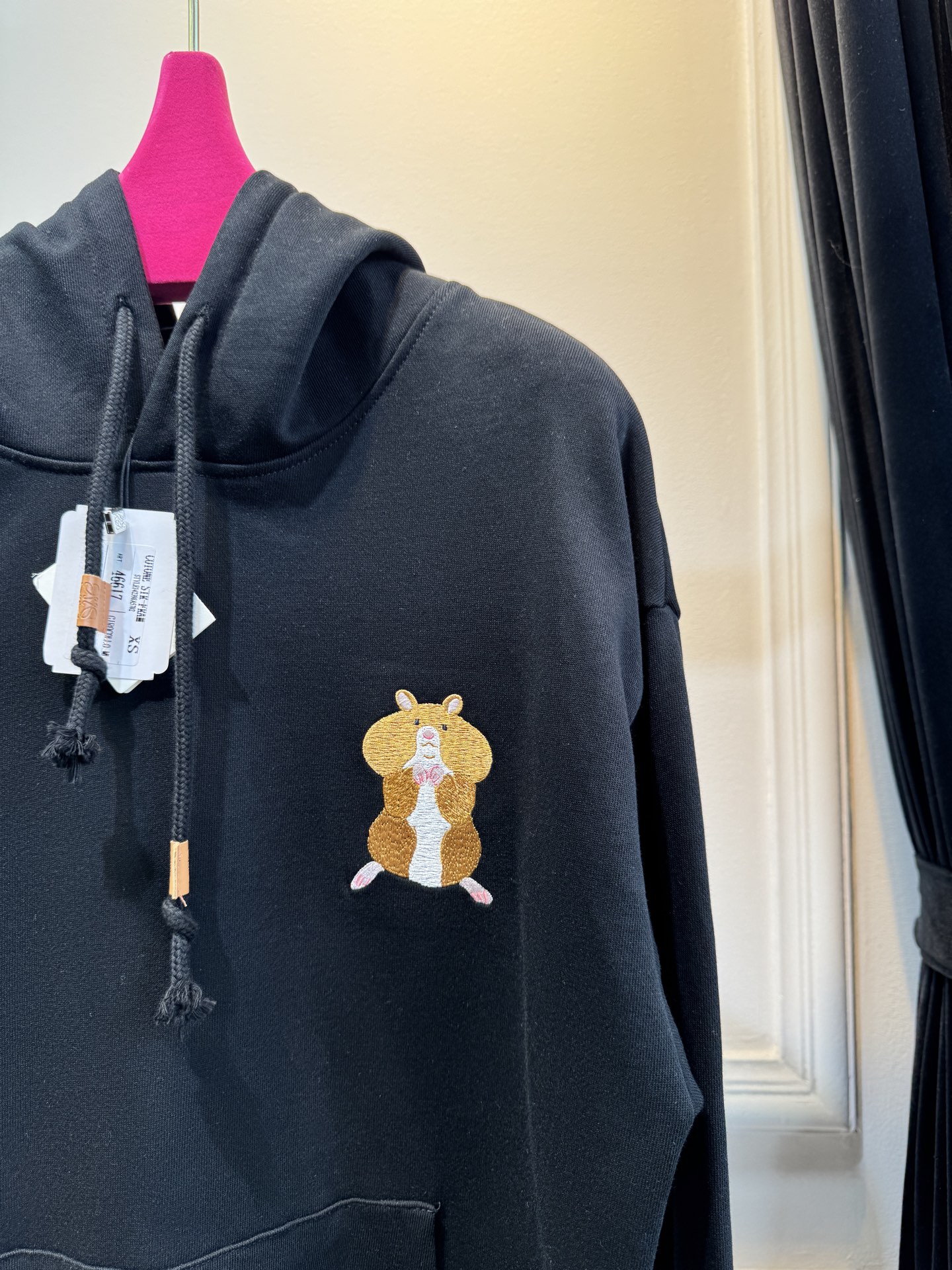 Loe松鼠图案连帽卫衣采用棉混纺面料 。棉混纺面料通常会混入聚酯纤维等成分，这不仅能增强面料的挺括度和耐