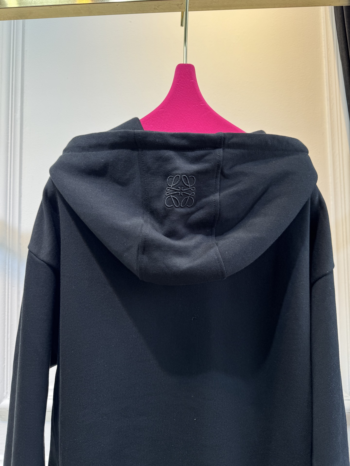 Loe松鼠图案连帽卫衣采用棉混纺面料 。棉混纺面料通常会混入聚酯纤维等成分，这不仅能增强面料的挺括度和耐