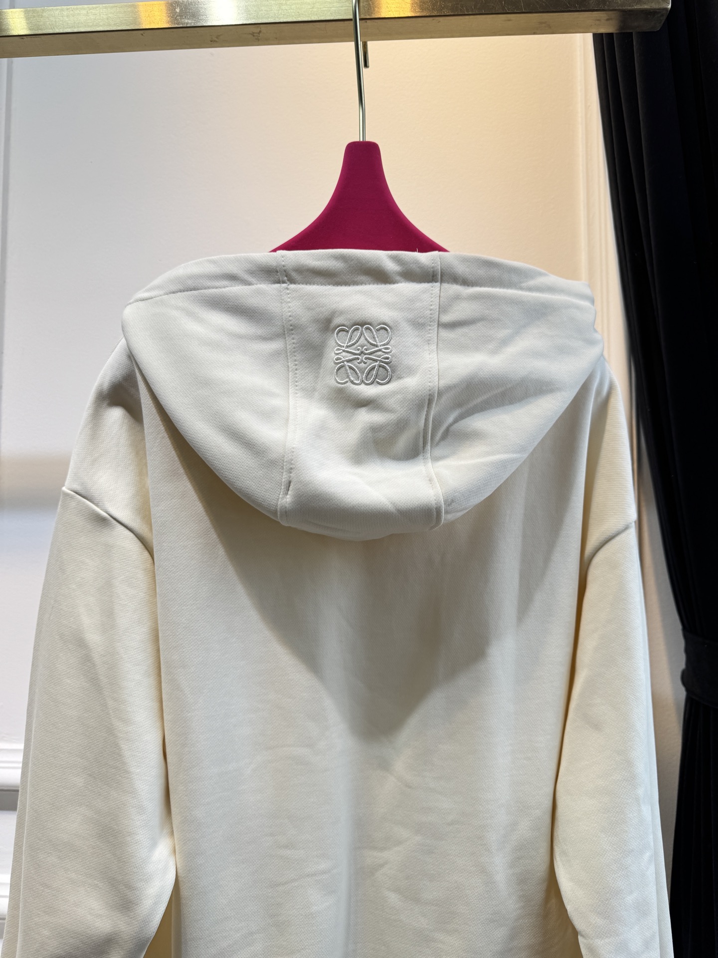 Loe松鼠图案连帽卫衣采用棉混纺面料 。棉混纺面料通常会混入聚酯纤维等成分，这不仅能增强面料的挺括度和耐