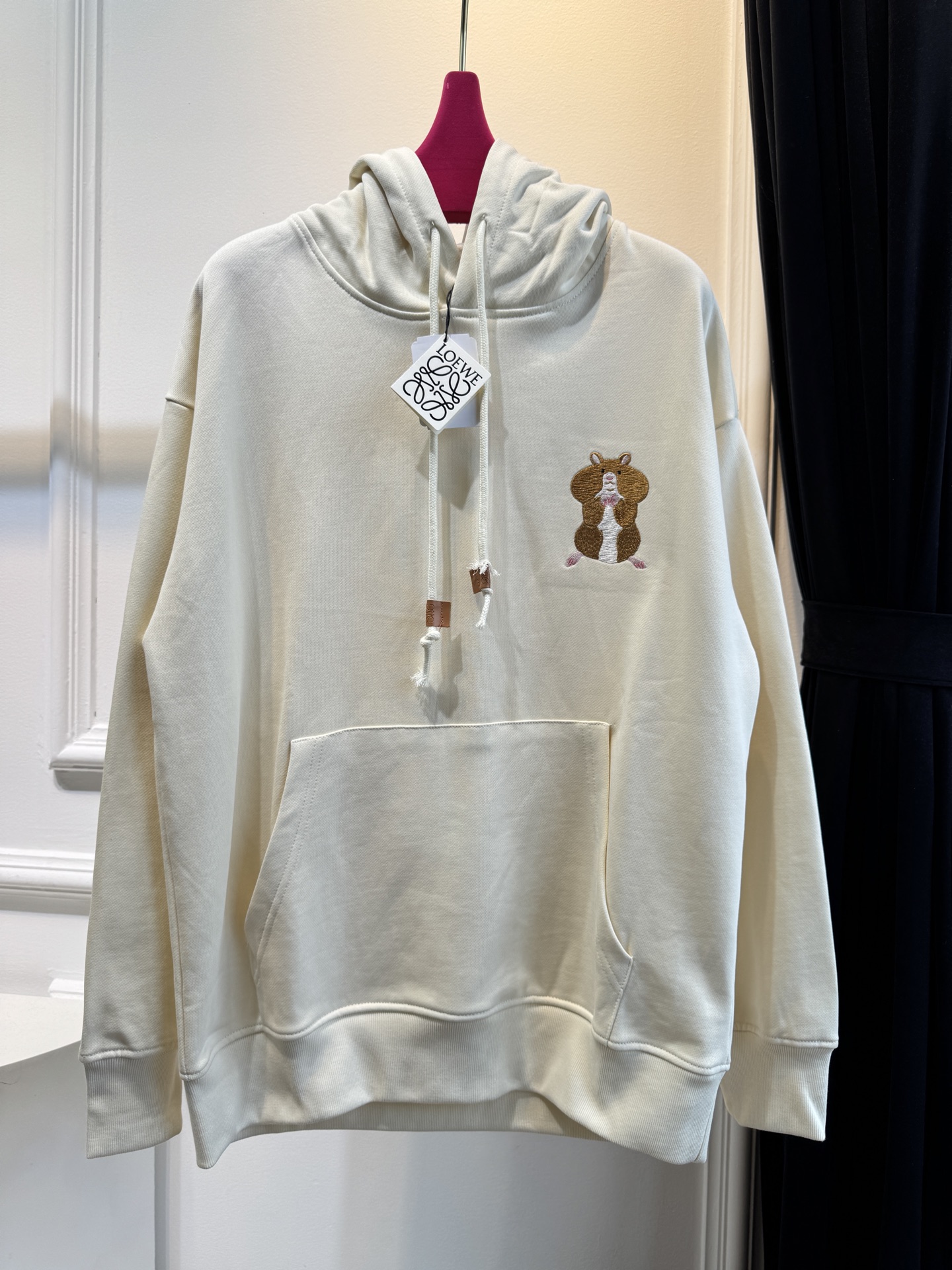 Loe松鼠图案连帽卫衣采用棉混纺面料 。棉混纺面料通常会混入聚酯纤维等成分，这不仅能增强面料的挺括度和耐