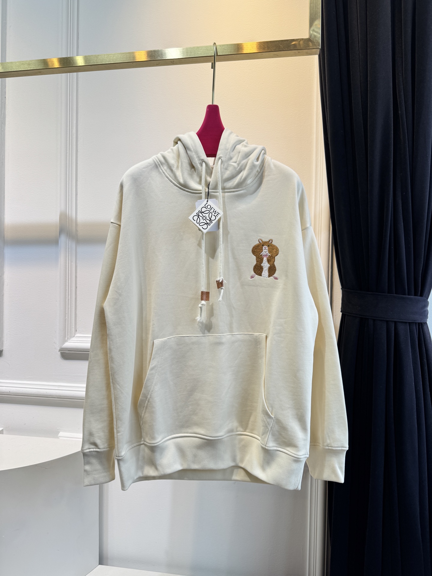 Loe松鼠图案连帽卫衣采用棉混纺面料 。棉混纺面料通常会混入聚酯纤维等成分，这不仅能增强面料的挺括度和耐