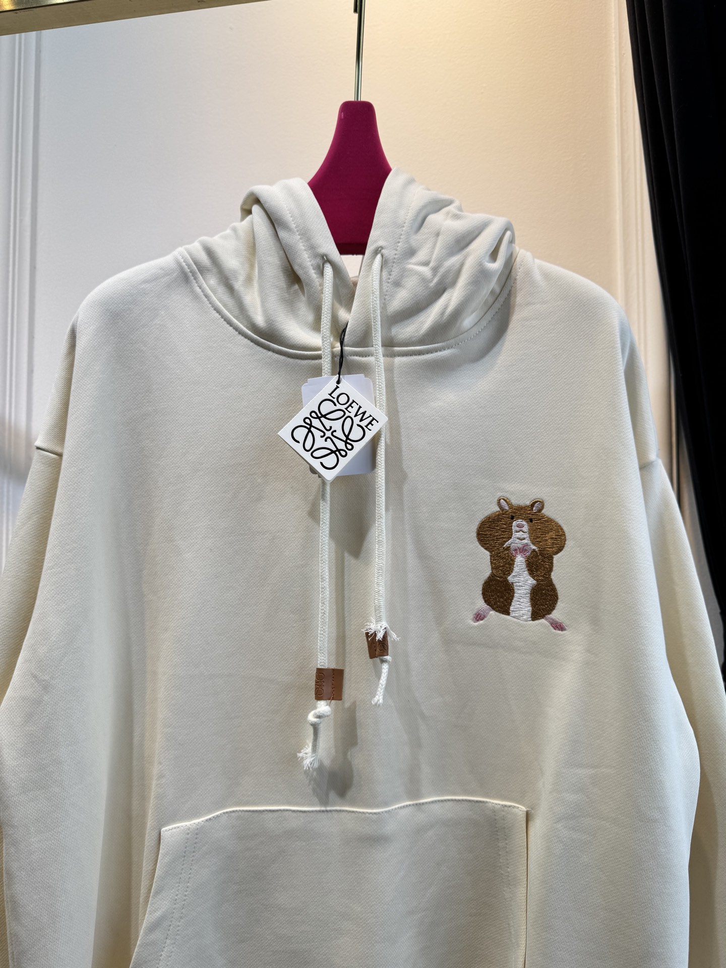 Loe松鼠图案连帽卫衣采用棉混纺面料 。棉混纺面料通常会混入聚酯纤维等成分，这不仅能增强面料的挺括度和耐